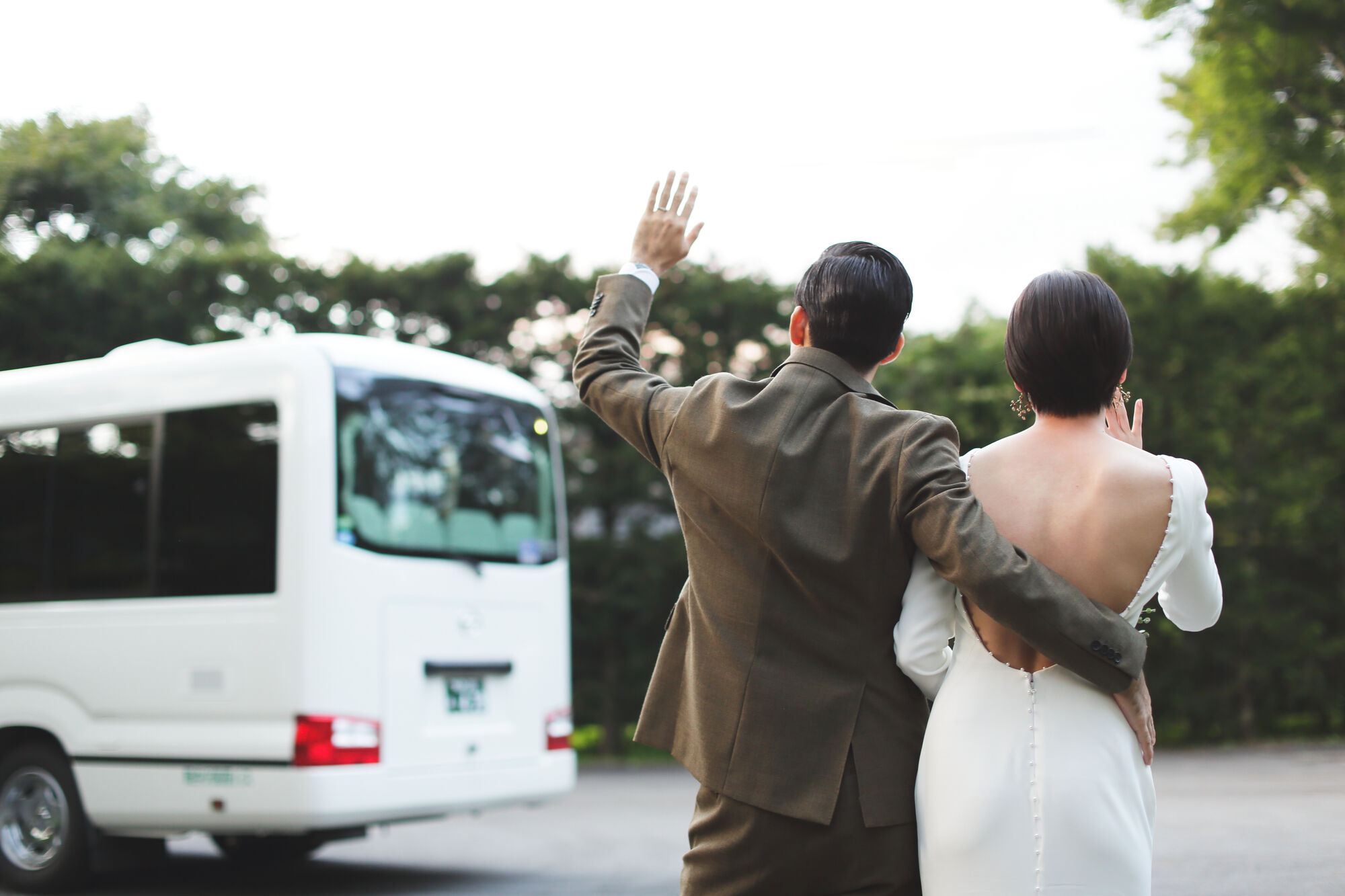 軽井沢にぴったりのレラローズのスレンダーラインのウェディングドレスとおしゃれなタキシードを着たご新郎ご新婦様。