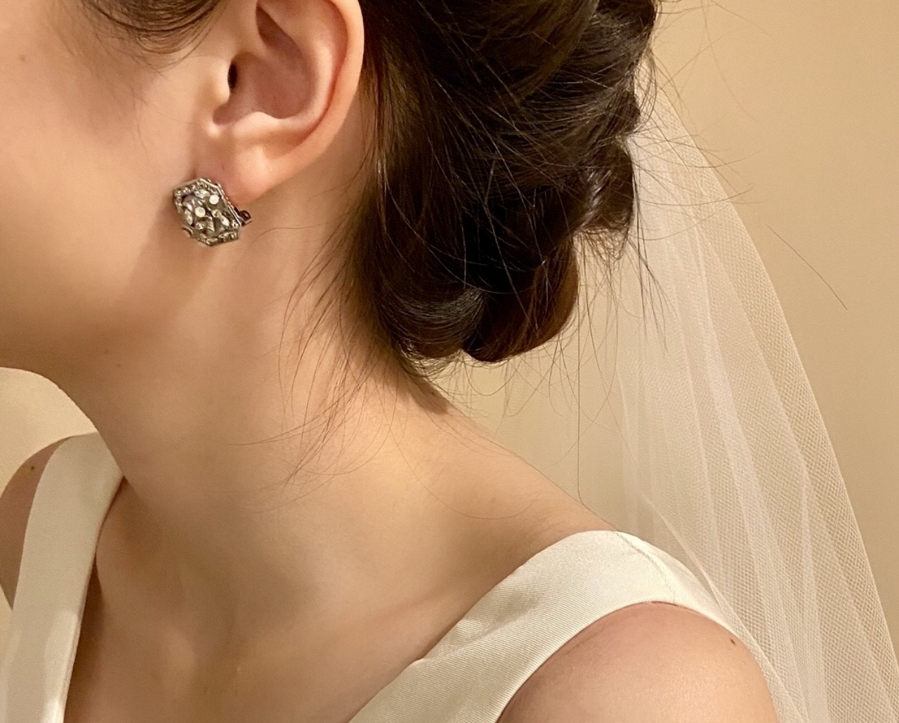 挙式のシーンでは、華奢なイヤリングを合わせてクラシカルで品のあるコーディネートがおすすめ