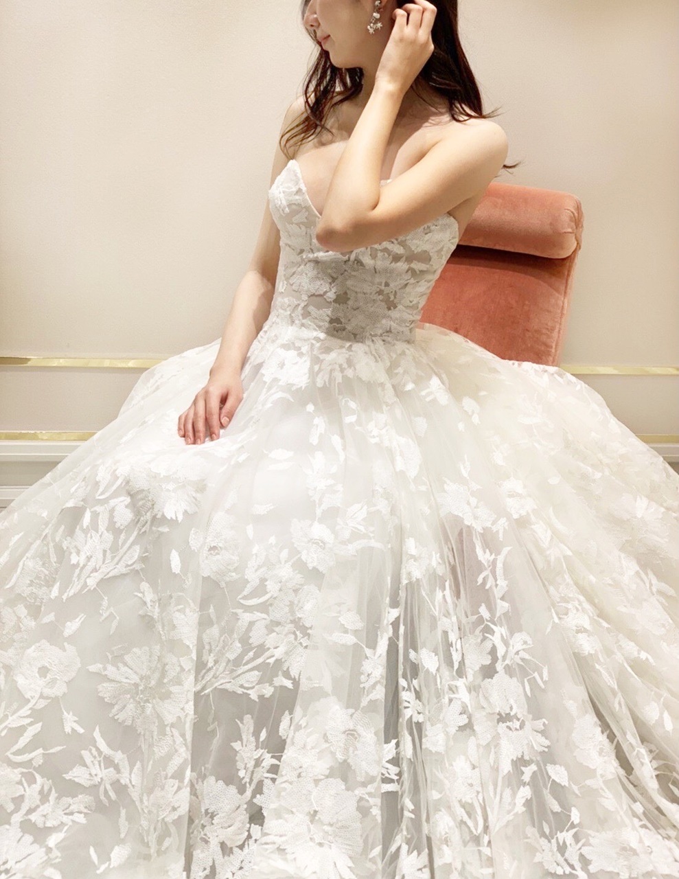 ザ・ガーデン・オリエンタル大阪のソファー席におすすめのブリス モニーク・ルイリエの総レースウエディングドレス