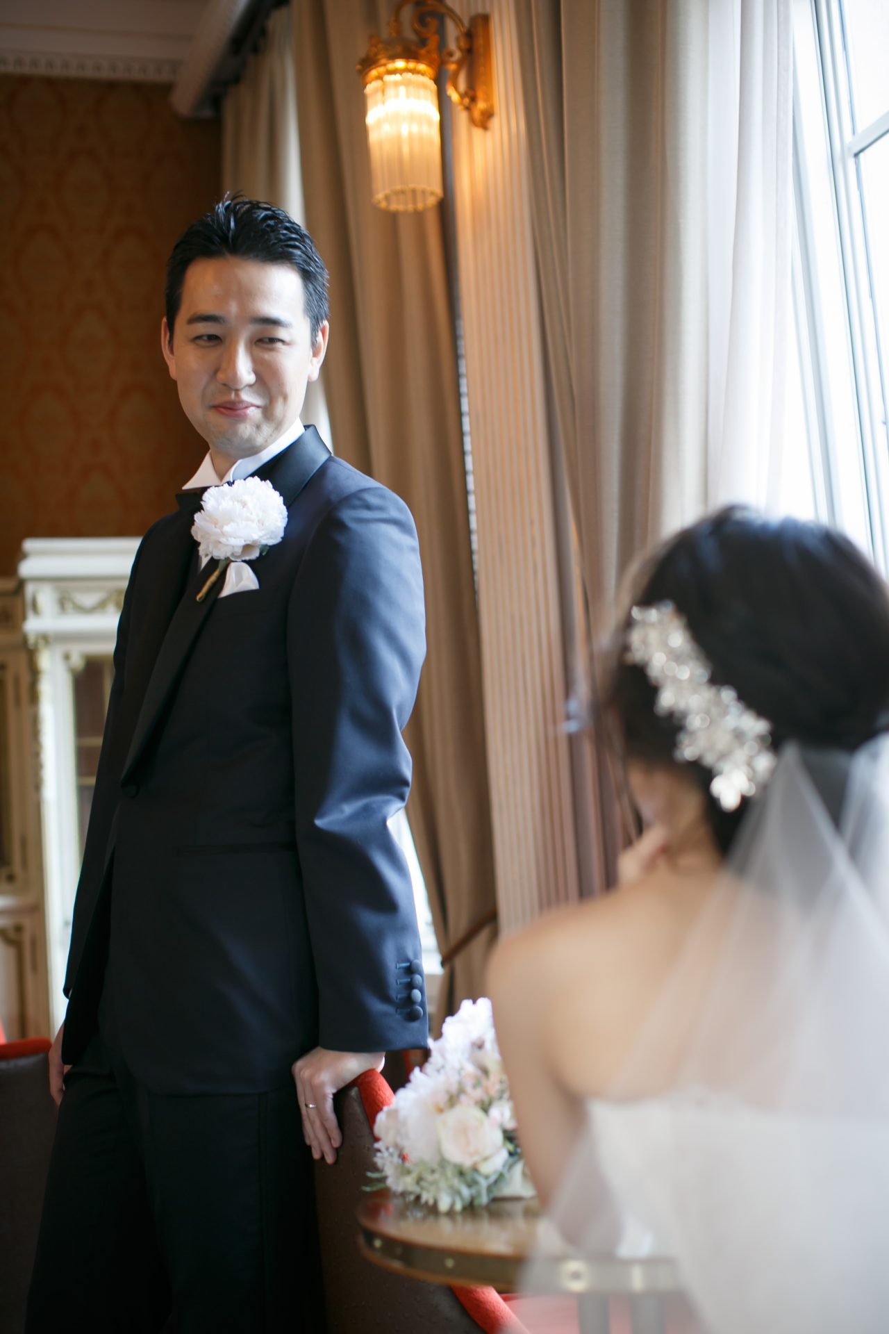 新郎様は春や夏のウェディングにぴったりなトリート・ジェントルマンのネイビーのタキシードをお召しになりました