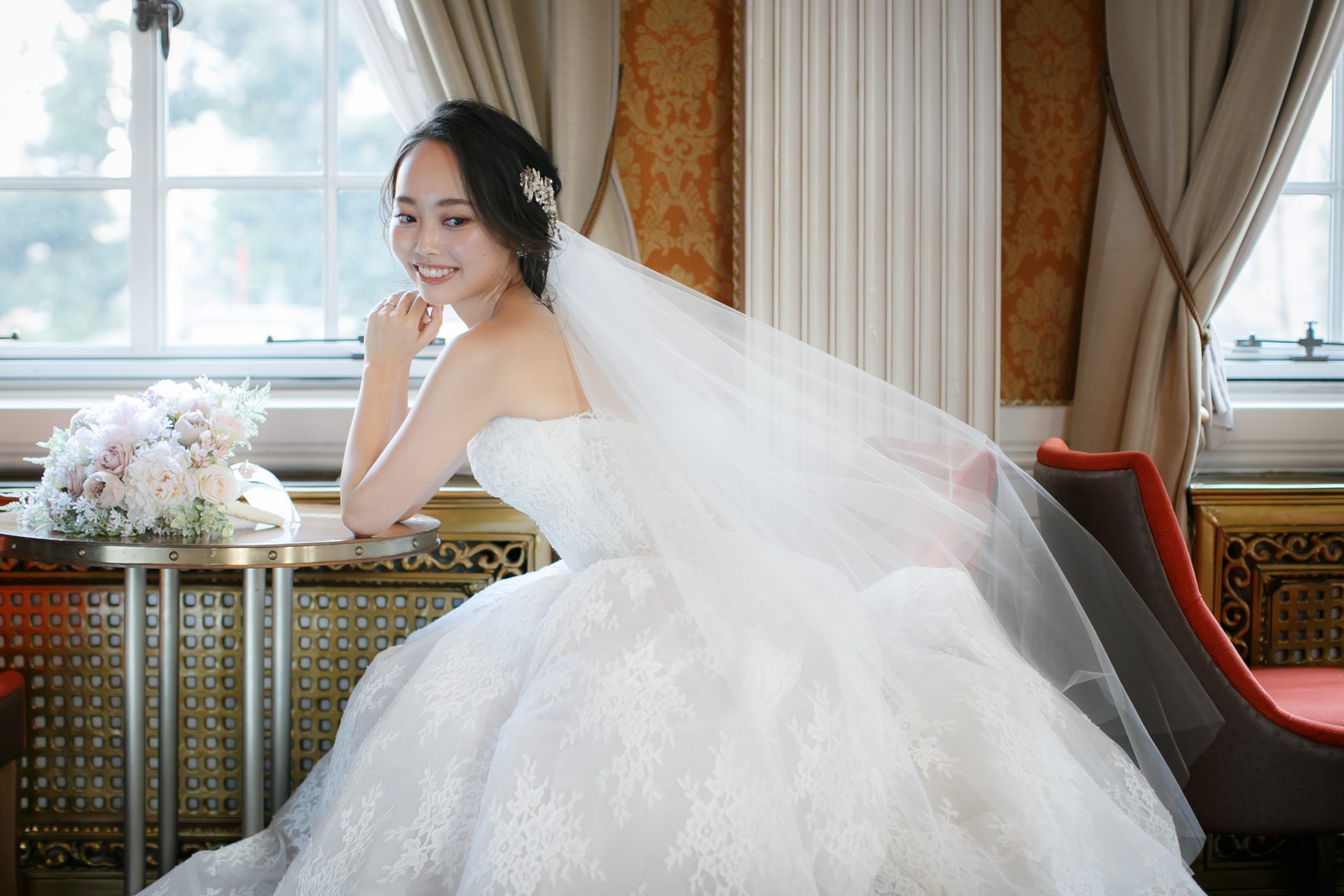 前撮りをお考えの花嫁様におすすめしたいのは、座ったシルエットが可愛らしく、ベールをつけた時に柔らかさを演出してくれる総レースのボリュームドレスです