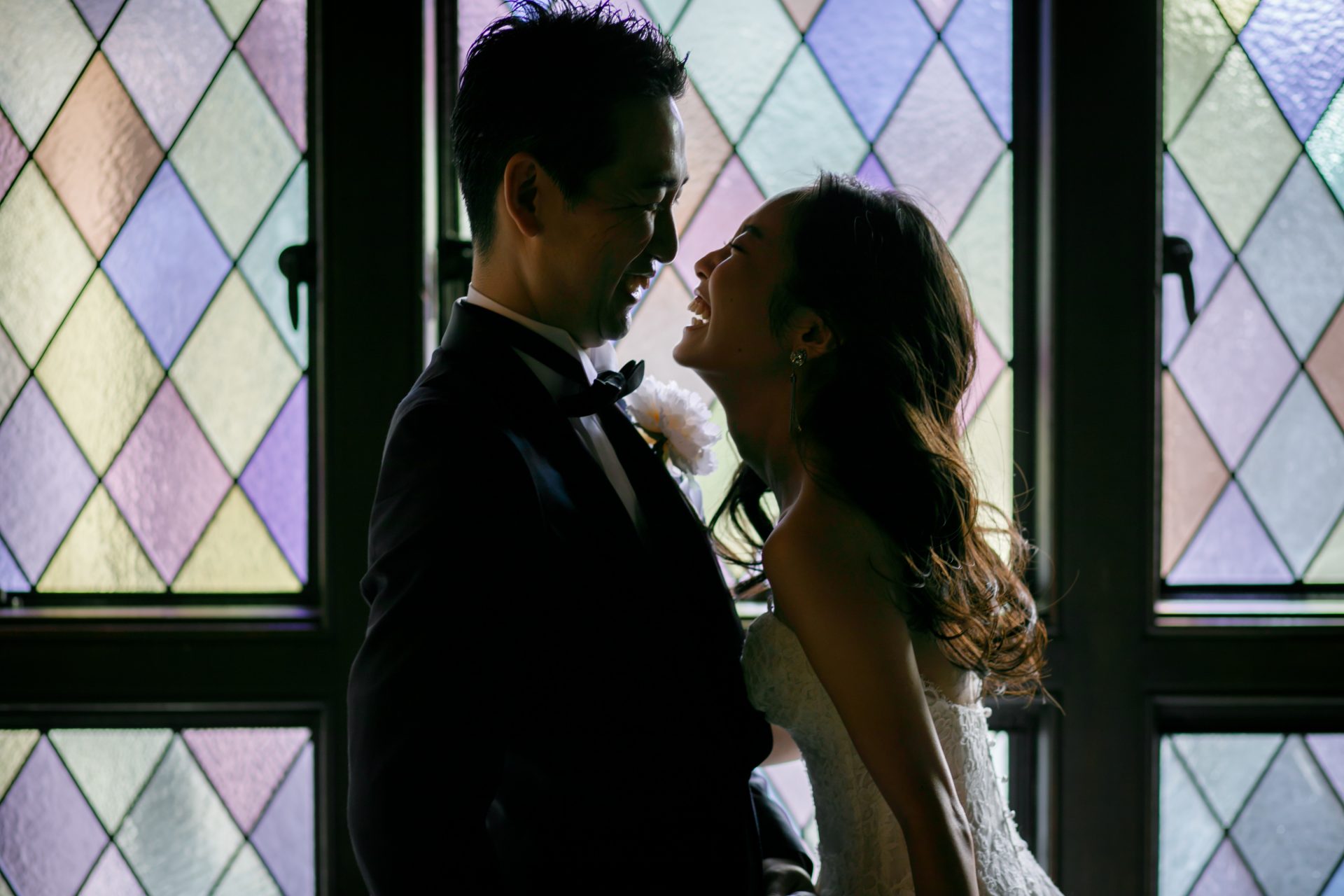 東京の人気会場、赤坂プリンスクラシックハウスで執り行う、プライベートウェディングでは緩やかにカールさせたダウンスタイルがよく合います