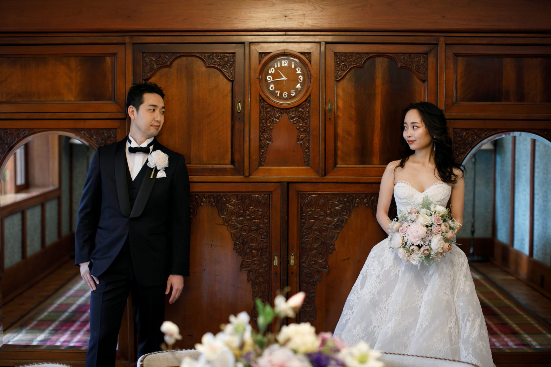 赤坂プリンスクラシックハウスで前撮りでしか撮影できない特別な場所で撮影する際には、写真映えする総レースのウェディングドレスがおすすめです