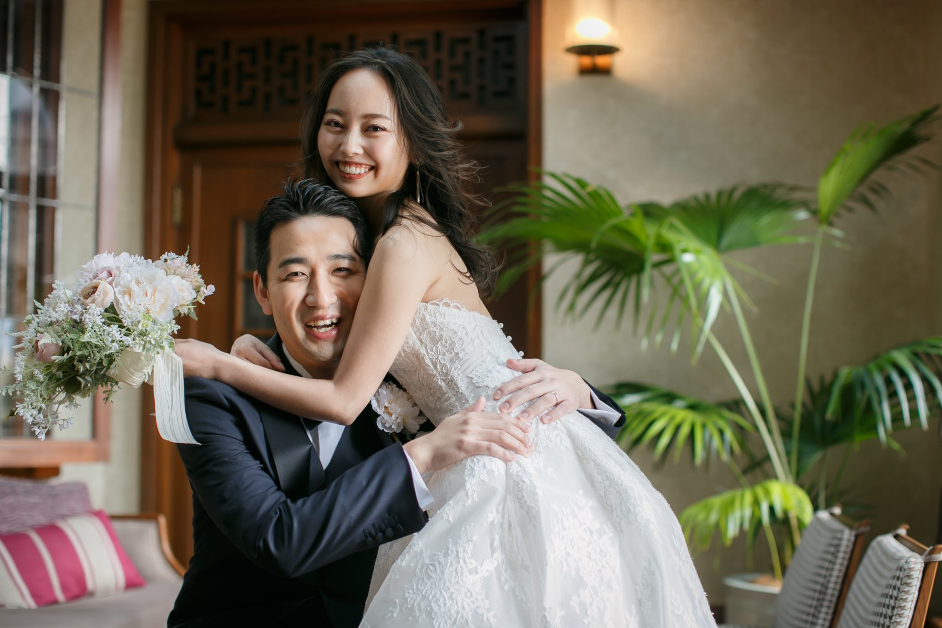 バックコンシャスなパールのボタンやくるみボタンの施されたオシャレなウェディングドレスは、赤坂プリンスクラシックハウスなどで行うアットホームなご結婚式にオススメです