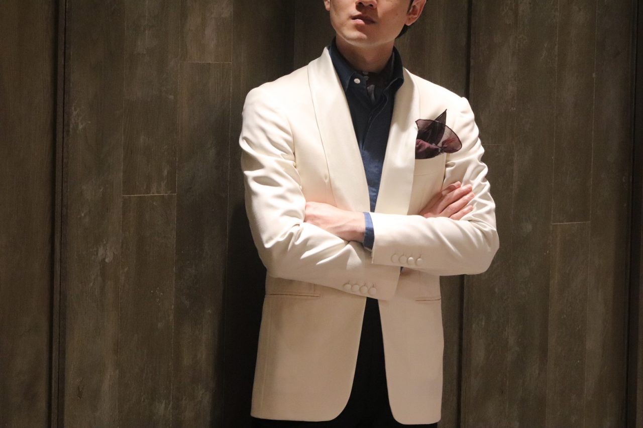 披露宴・お色直しでホワイトジャケットへ羽織り変えると、スタイルはたちまち華やぎエレガンスの漂う雰囲気に仕上がります。