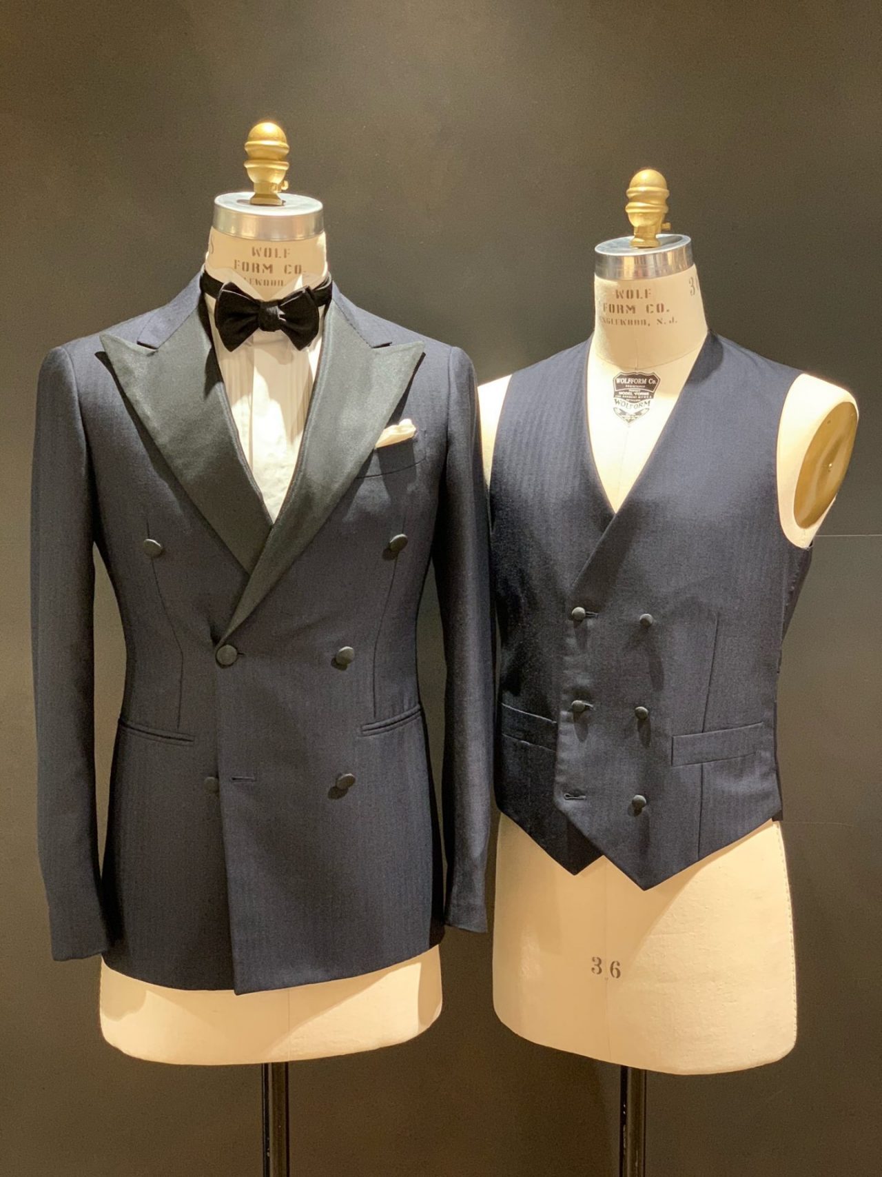 トリートドレッシングの取り扱っているダブルブレストのタキシードは、ベストスタイルでも男性らしい雰囲気でお召しいただけるディテールに仕上げております。