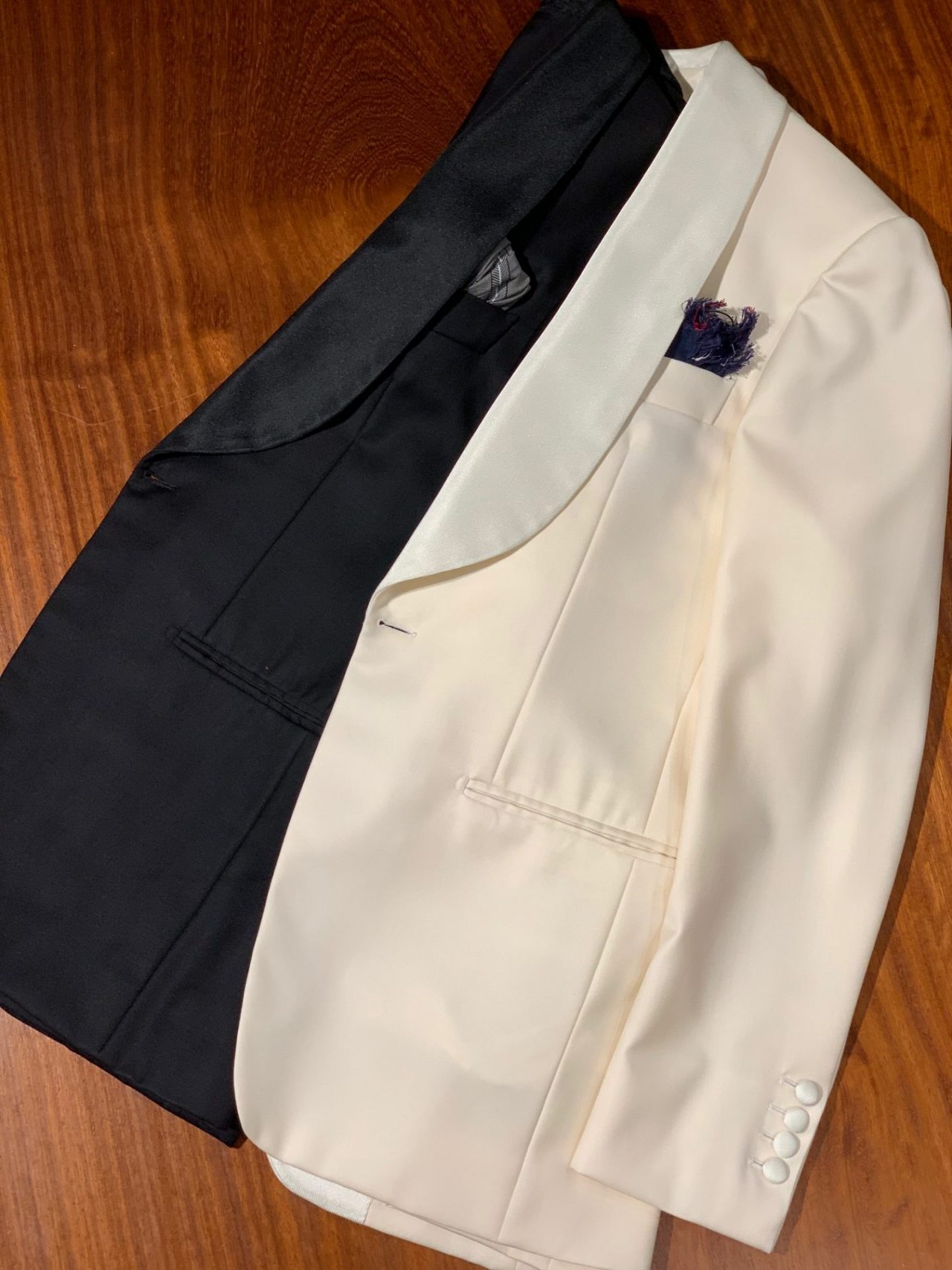 挙式・披露宴でブラックタキシードからホワイトジャケットへの羽織り変えると、余裕のある男性の雰囲気を演出します。