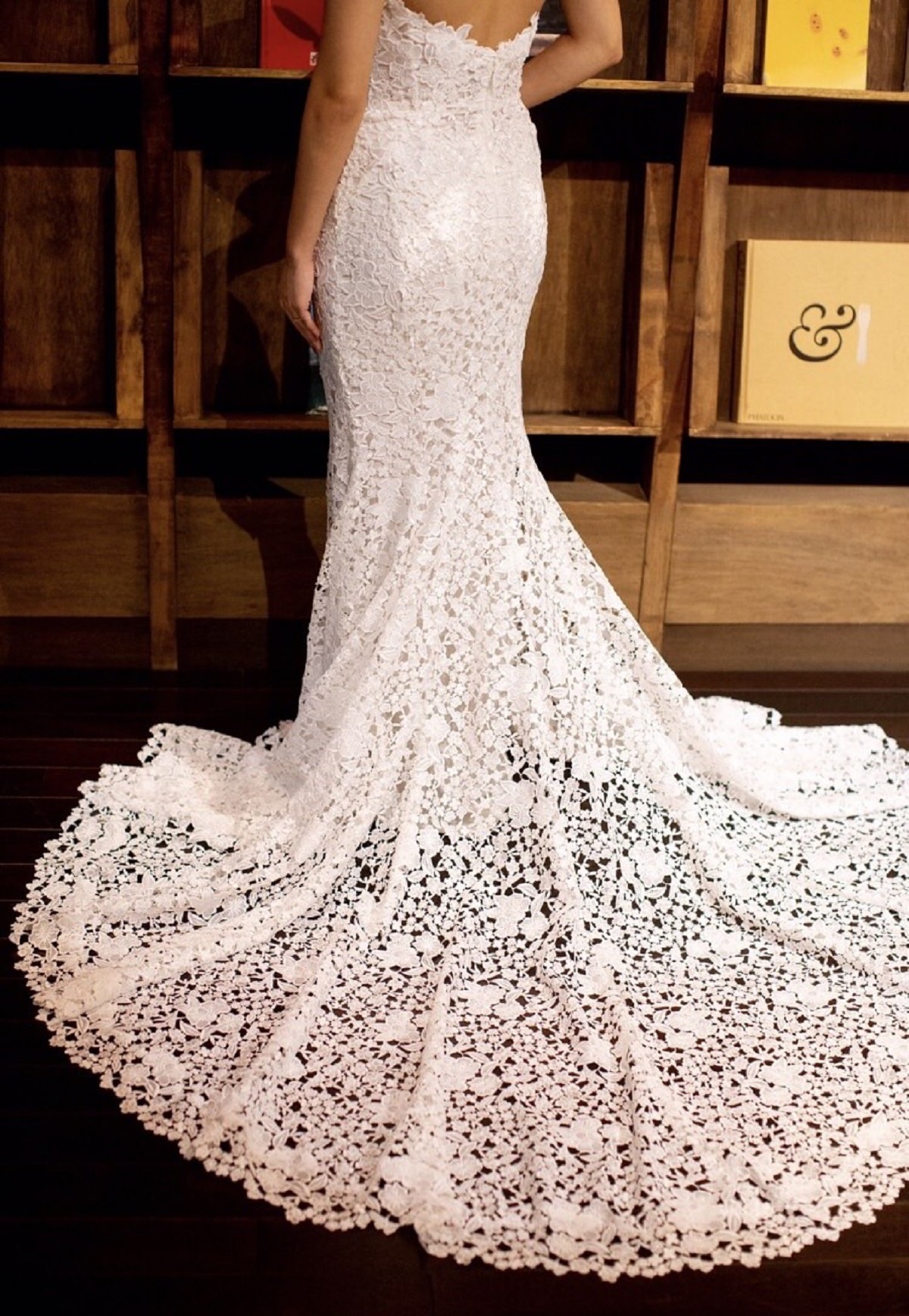 ロングトレーンでバックスタイルに差をつけて