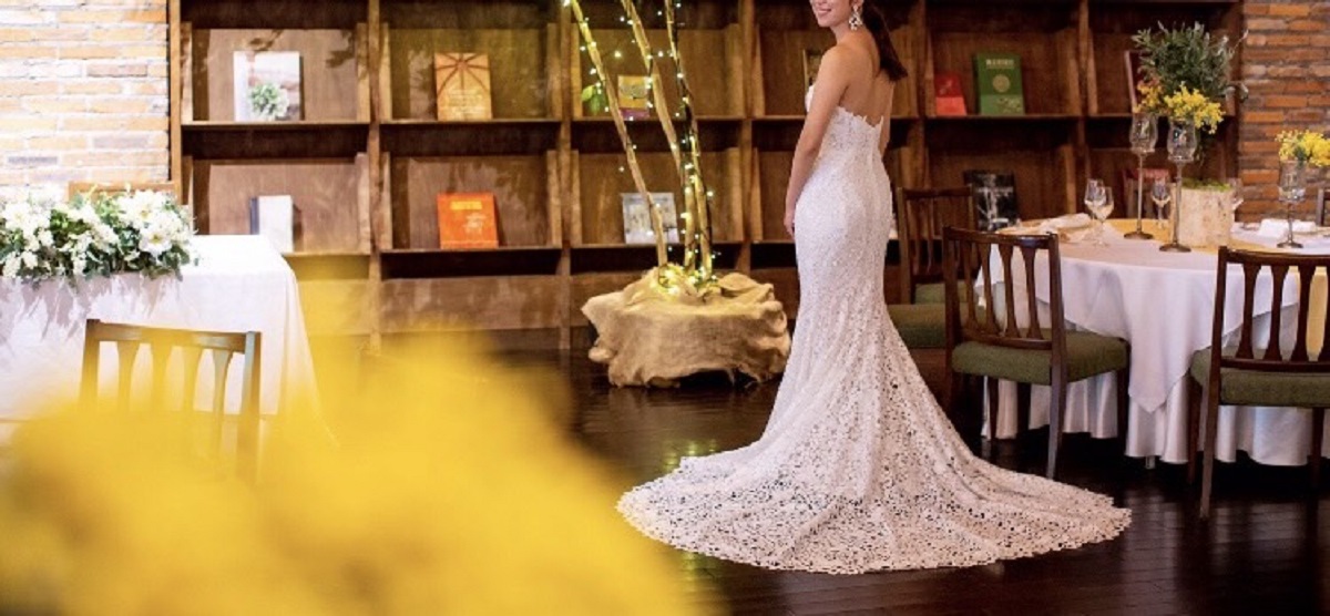 ナチュラルな会場にも映えるシルエットウェディングドレスはお色直しでお召しいただくのもおすすめ