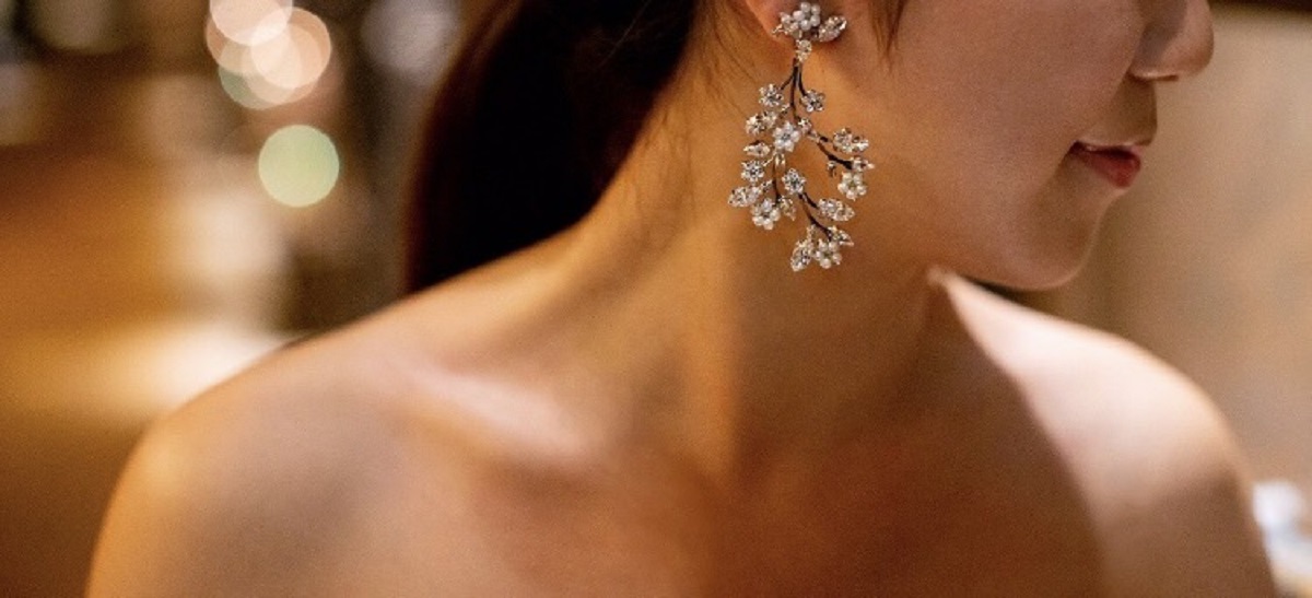 マリア・エレナの大ぶりのイヤリングは耳元で揺れてコーディネートのアクセントに