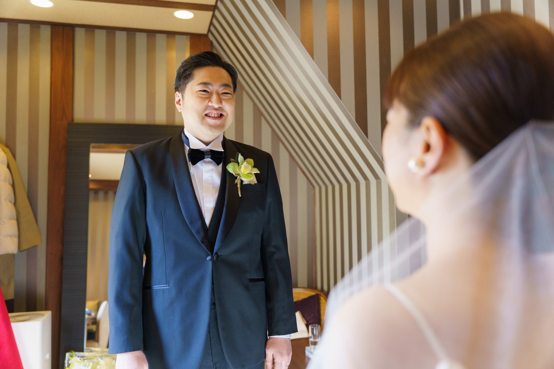 藤屋御本陳のブライズルームでファーストミートを行いご新婦様のウェディングドレス姿の美しさにはにかむご新郎様