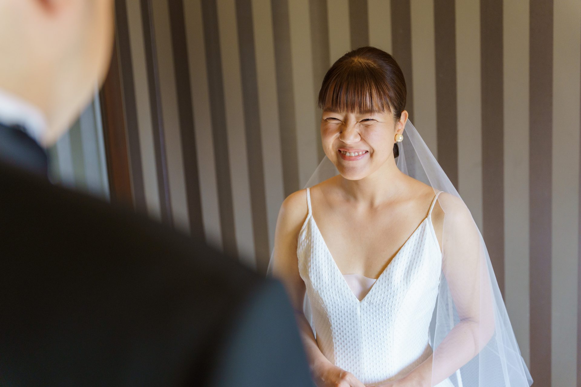 藤屋御本陳ブライズルームで初めてウェディングドレス姿をご新郎様に披露されるご新婦様