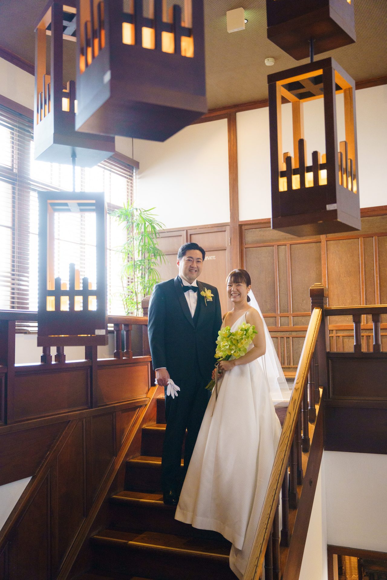 藤屋御本陳のX階段でTHE TREAT DRESSINGのレラローズのウェディングドレスを身に纏うご新婦様