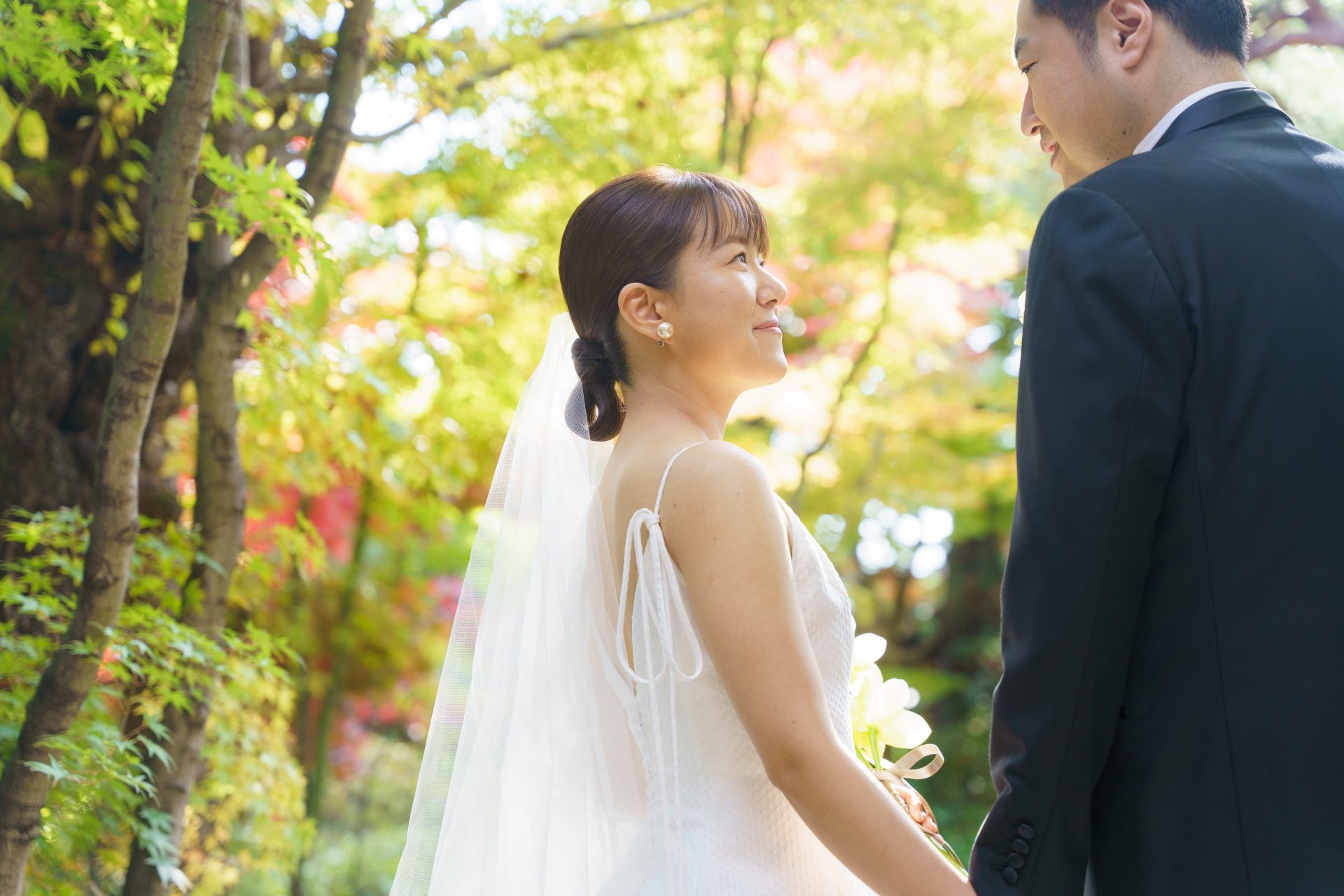 洗練されたデザインで人気のレラローズのAラインのウェディングドレスに合わせミニマルなコーディネートを選ばれたご新婦様