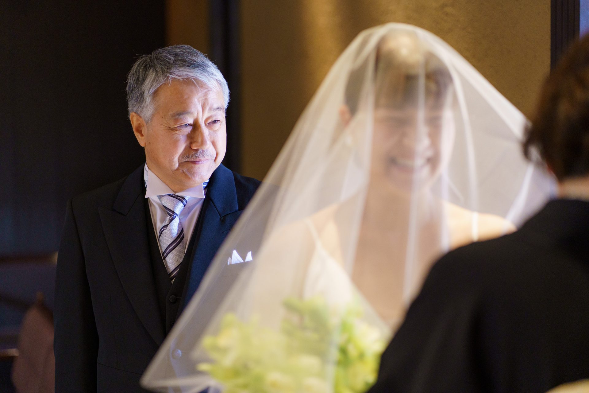 藤屋御本陣のミュージックホールで新婦お母様からのベールダウンのシーンを優しい瞳で見つめるご新婦お父様