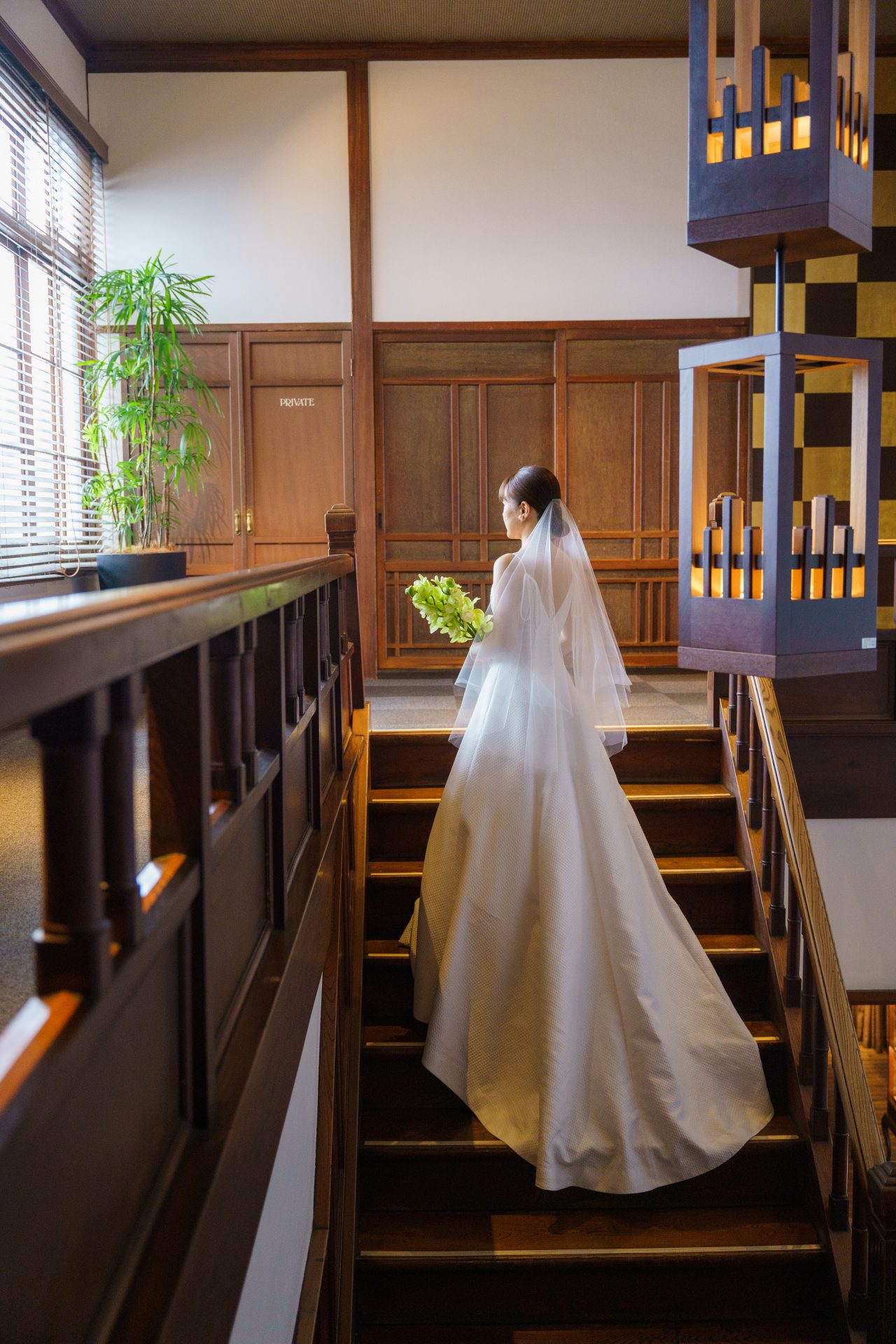 シンプルながらも女性心をくすぐるデザインで人気のレラローズのウェディングドレスをお召しになったご新婦様のバックショット