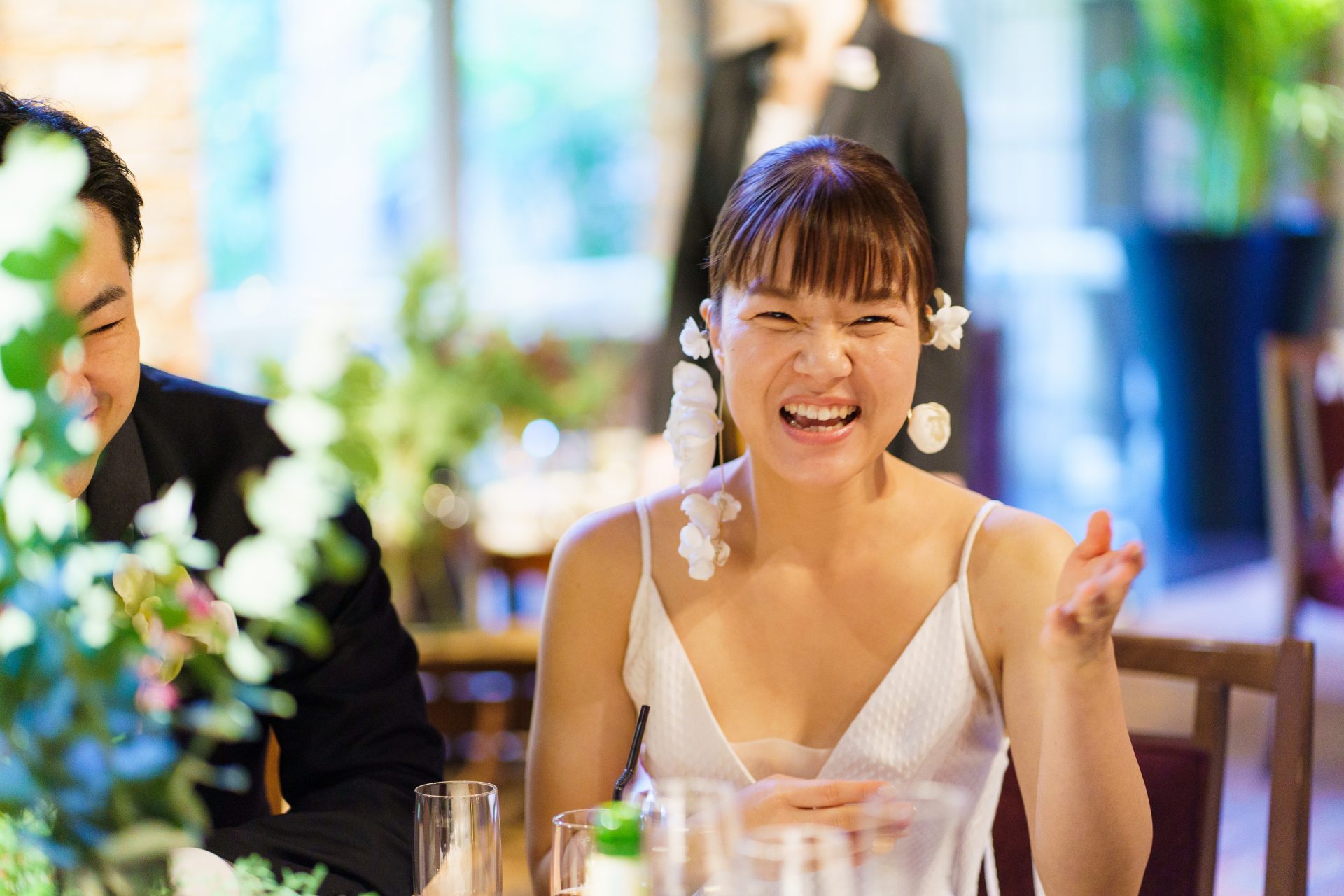 ミニマムでタイトなヘアスタイルを華やかに演出するレラローズのイヤーカフ