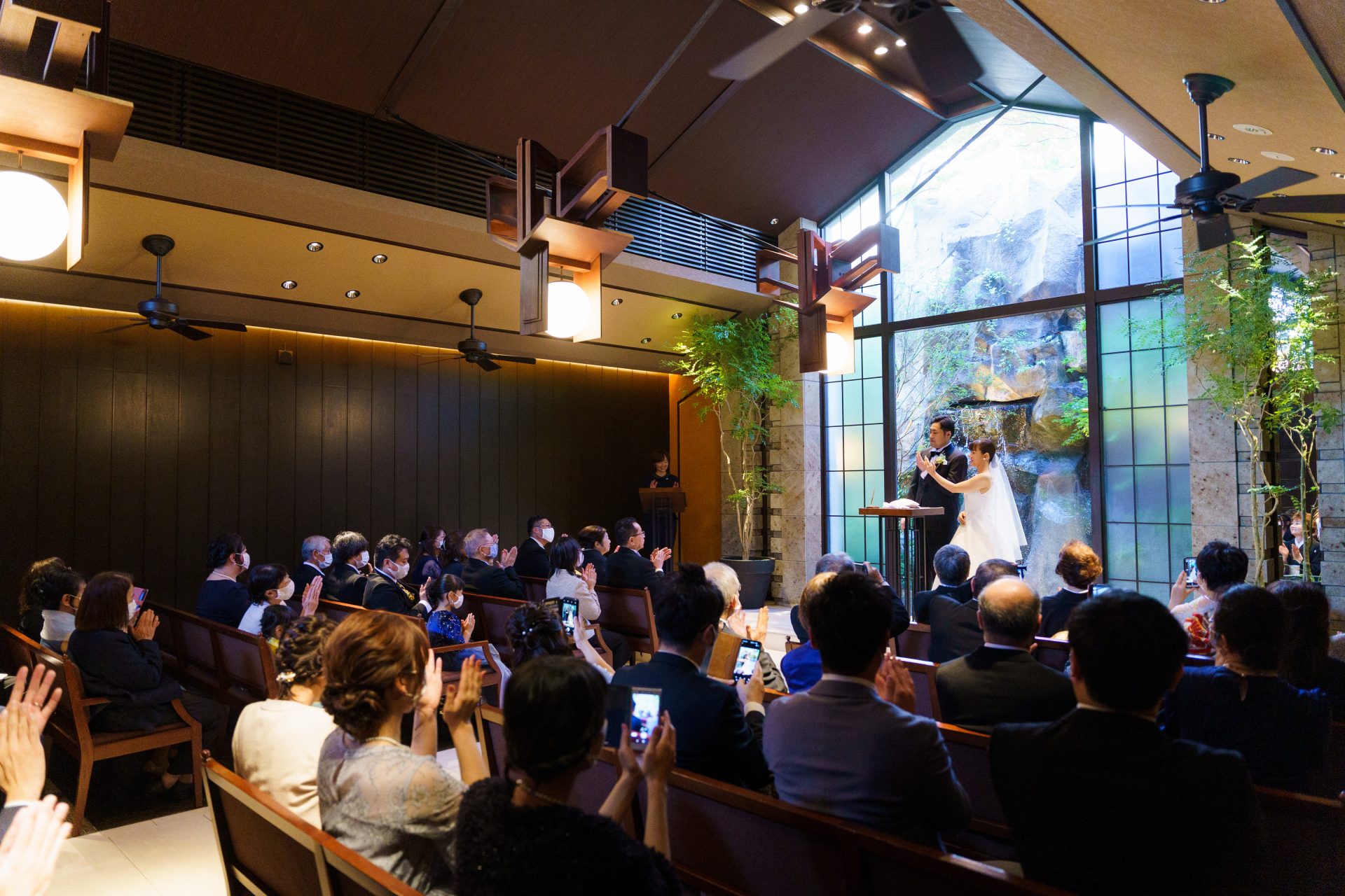 開放感のある藤屋御本陳のチャペルでゲストに祝福を受けるご新郎様ご新婦様