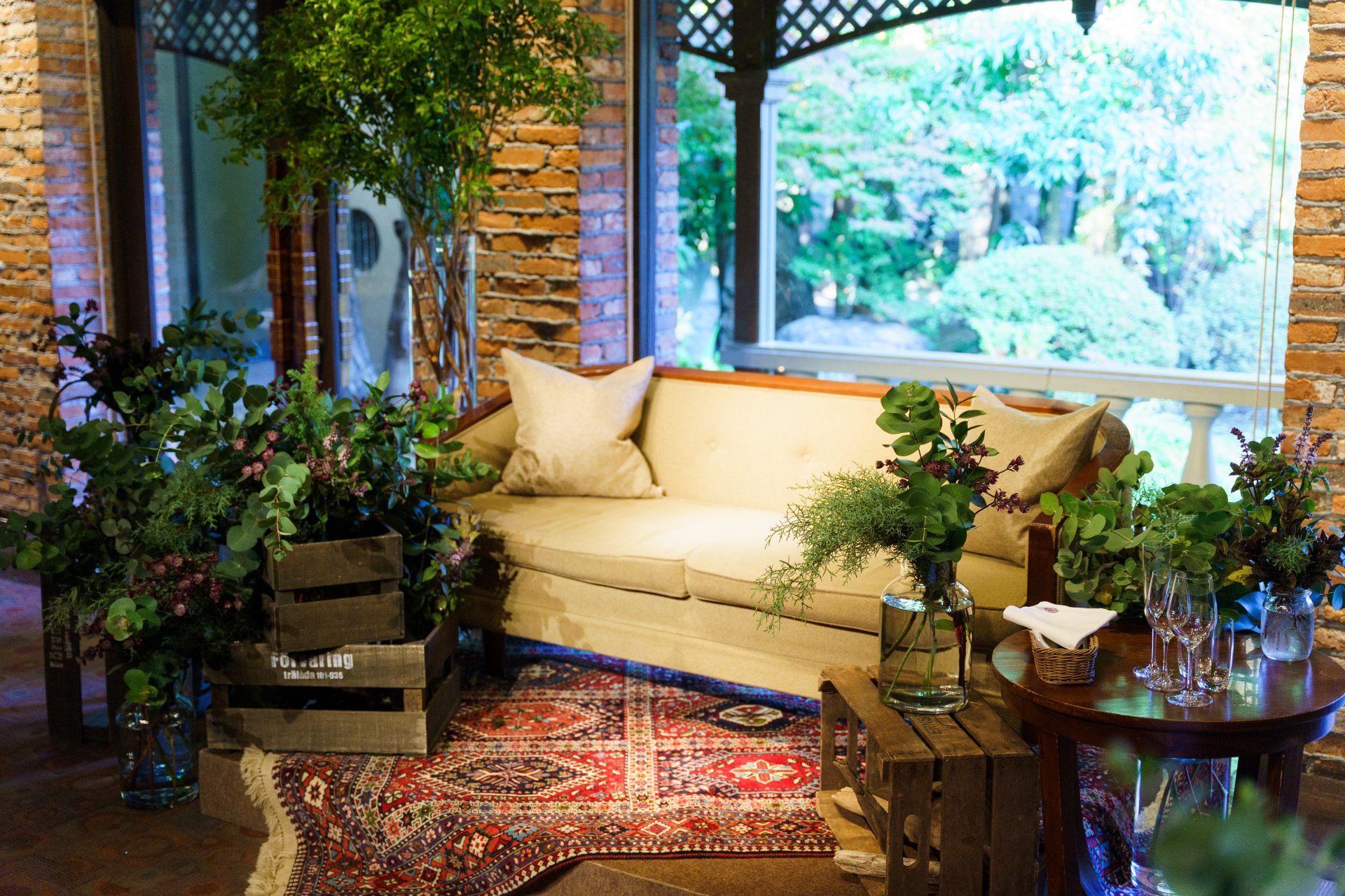 藤屋御本陳のウィステリアの会場でゲストと近い距離で過ごすために選ばれたメインソファーの装飾