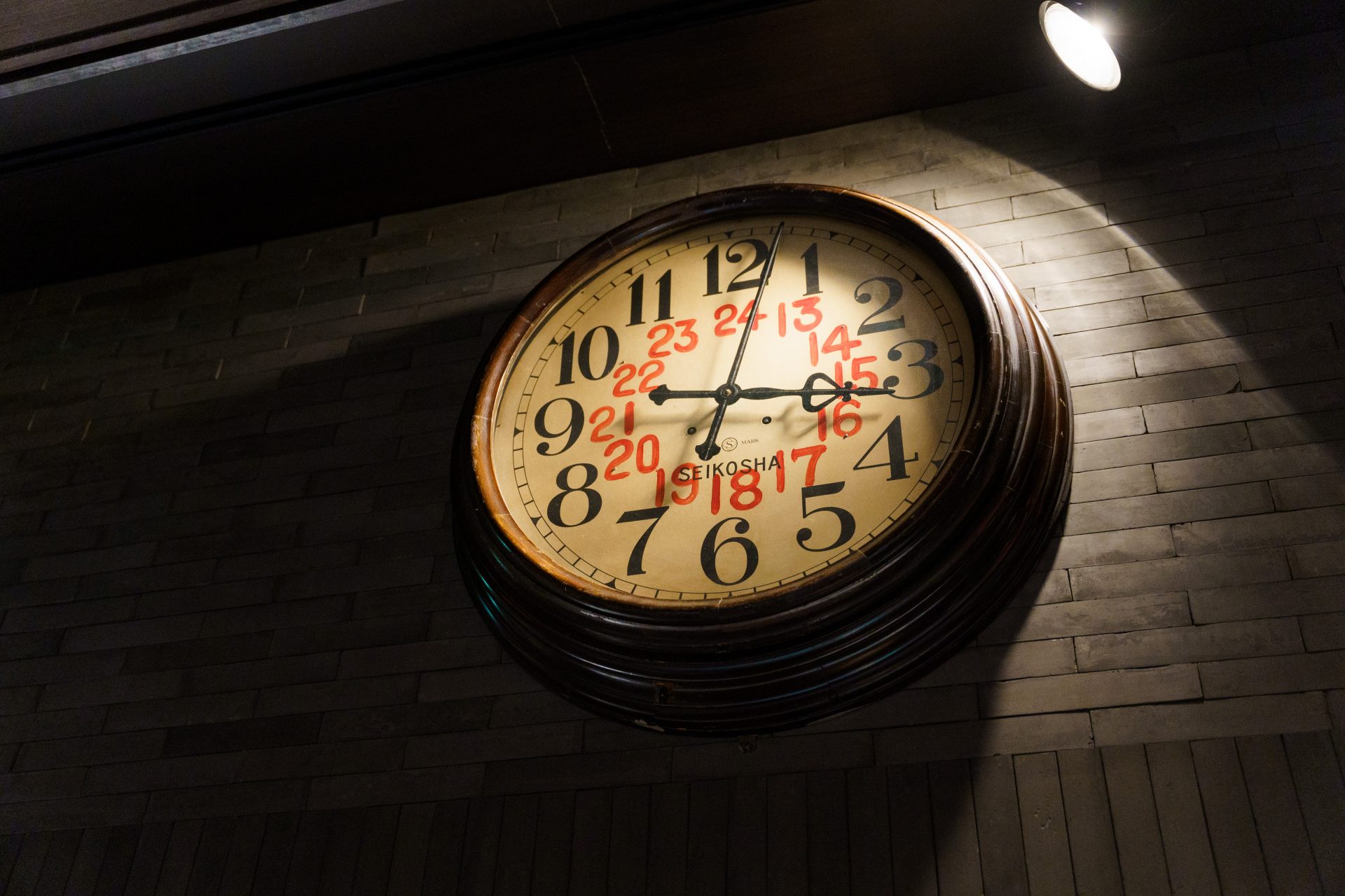 大切なゲストと同じ時を刻む藤屋御本陳のウィステリアのメインクロック