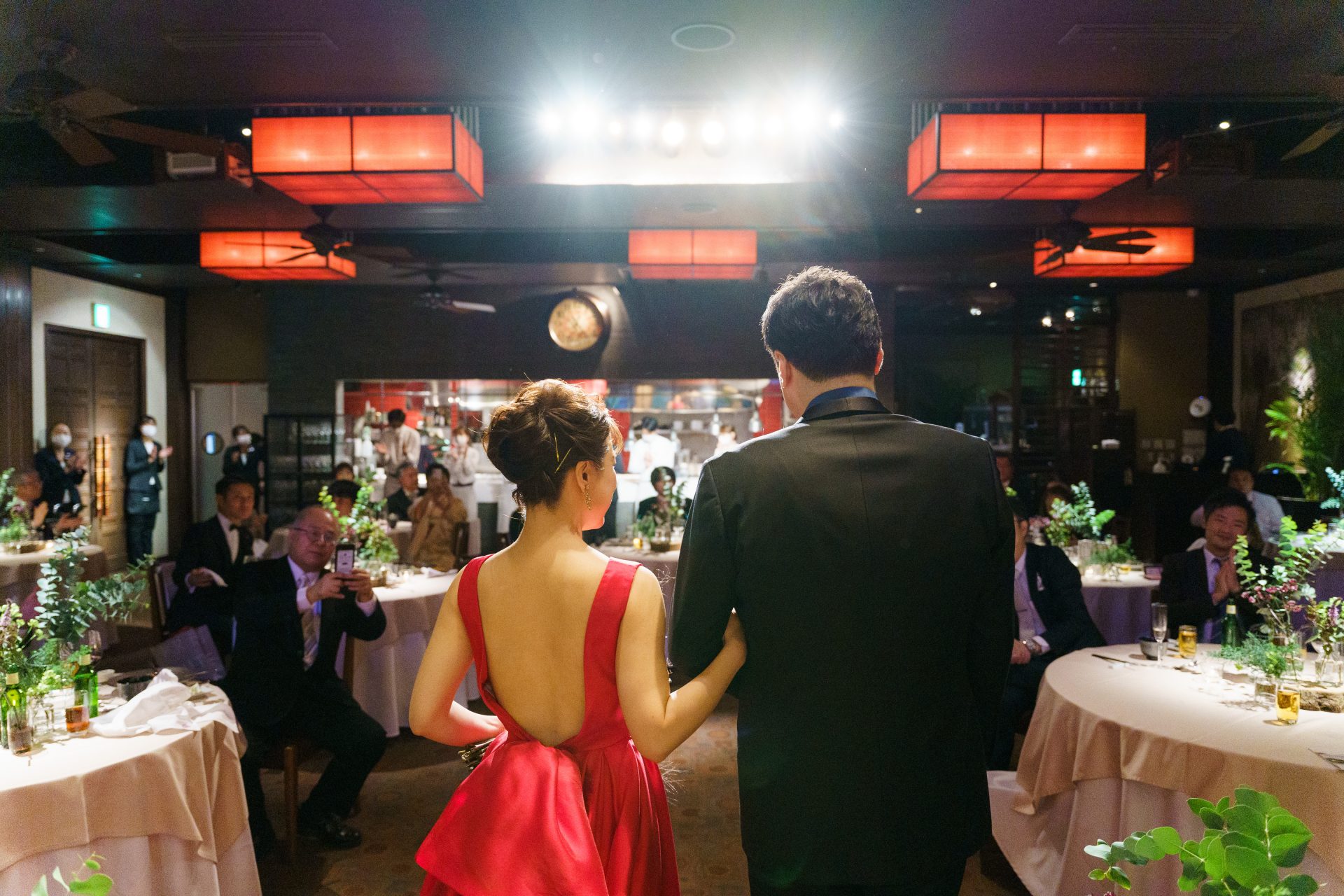 大胆なカッティングで背中を美しく見せるデザインのカラードレスでゲストを驚かせたご新婦様