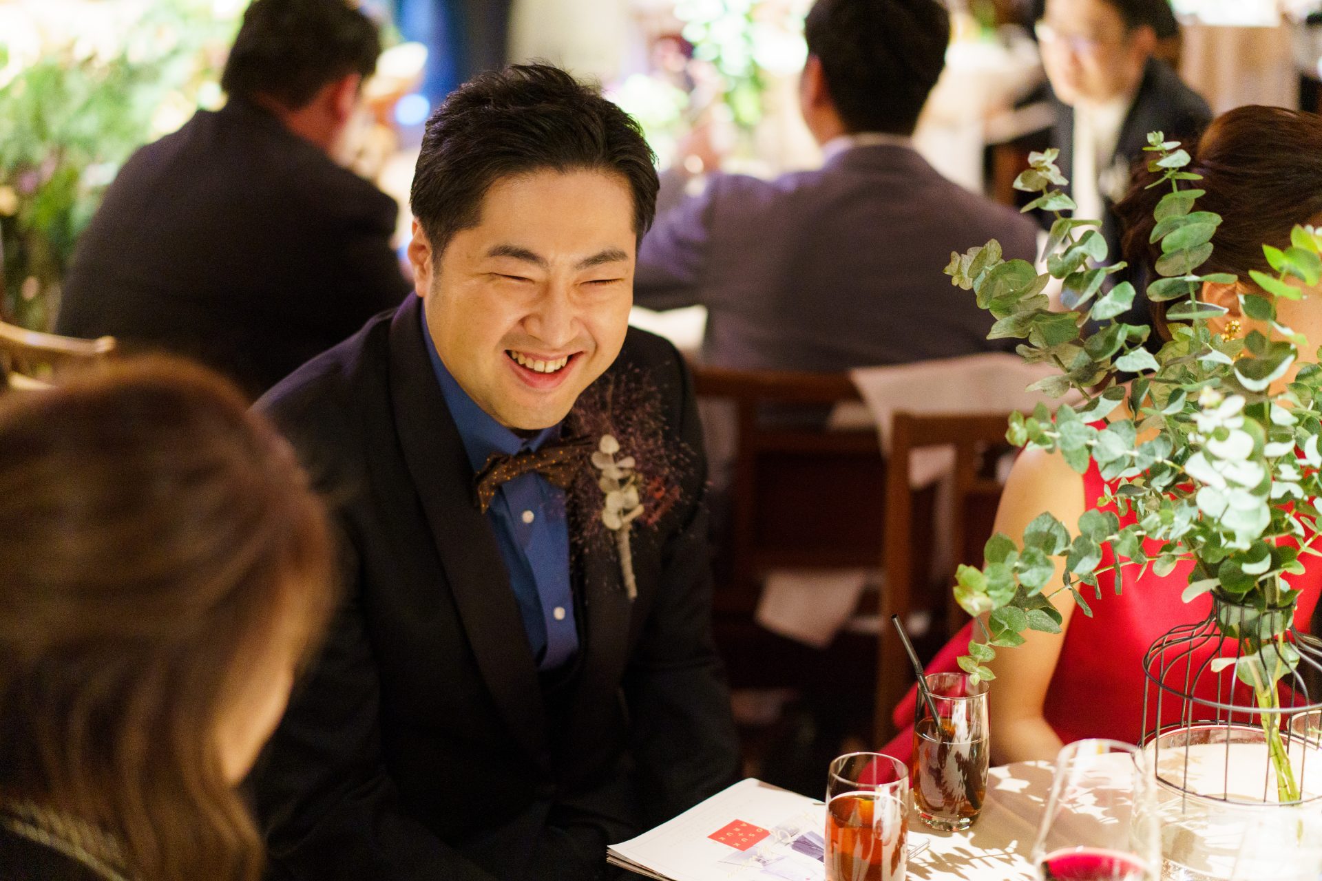 ブルーのカラーシャツとブラウンの蝶ネクタイにスタイルチェンジされたご新郎様