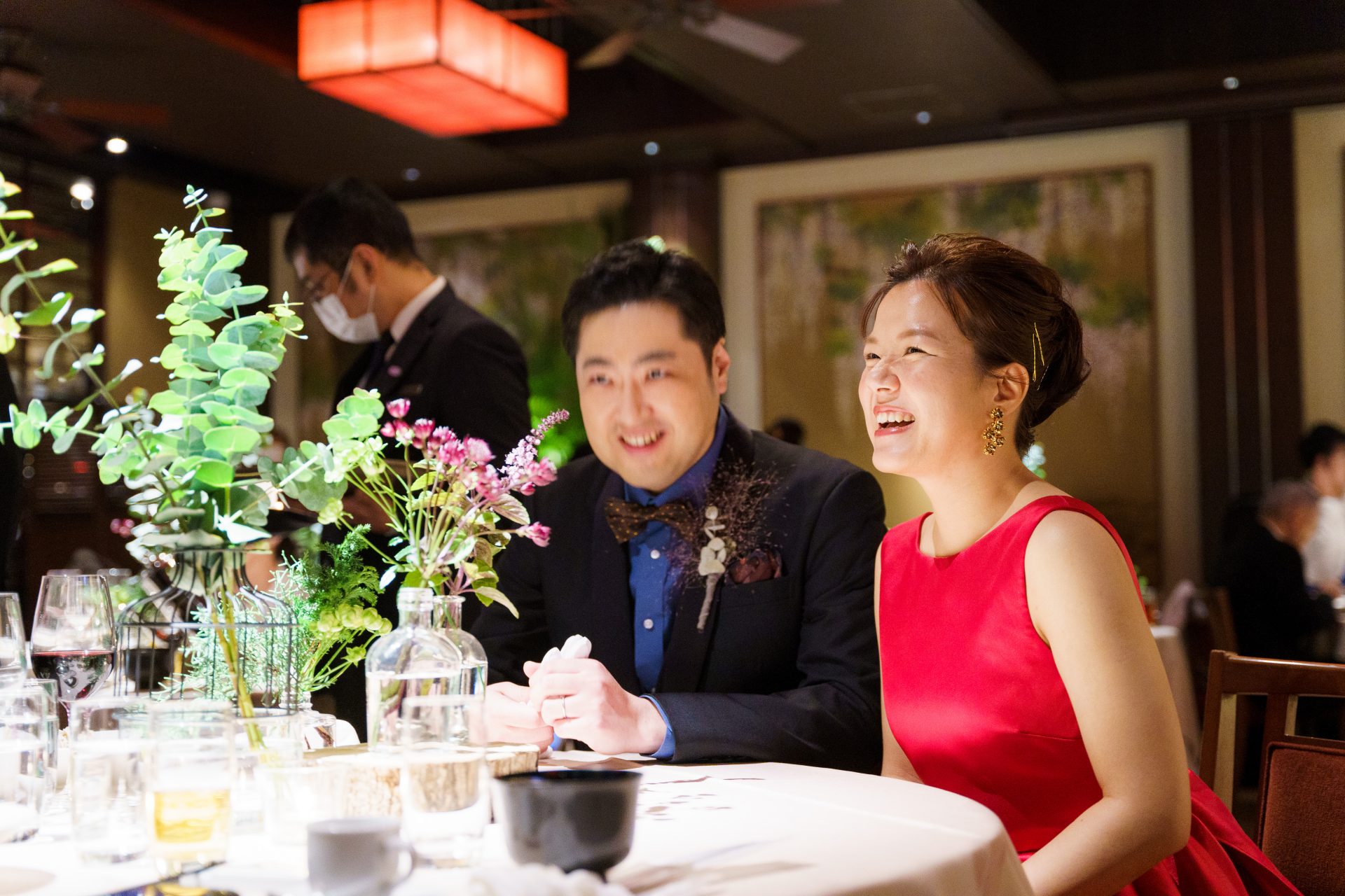 THE TREAT DRESSINGで人気の赤いカラードレスを身に纏いゲストと楽しい時間を過ごすご新婦様