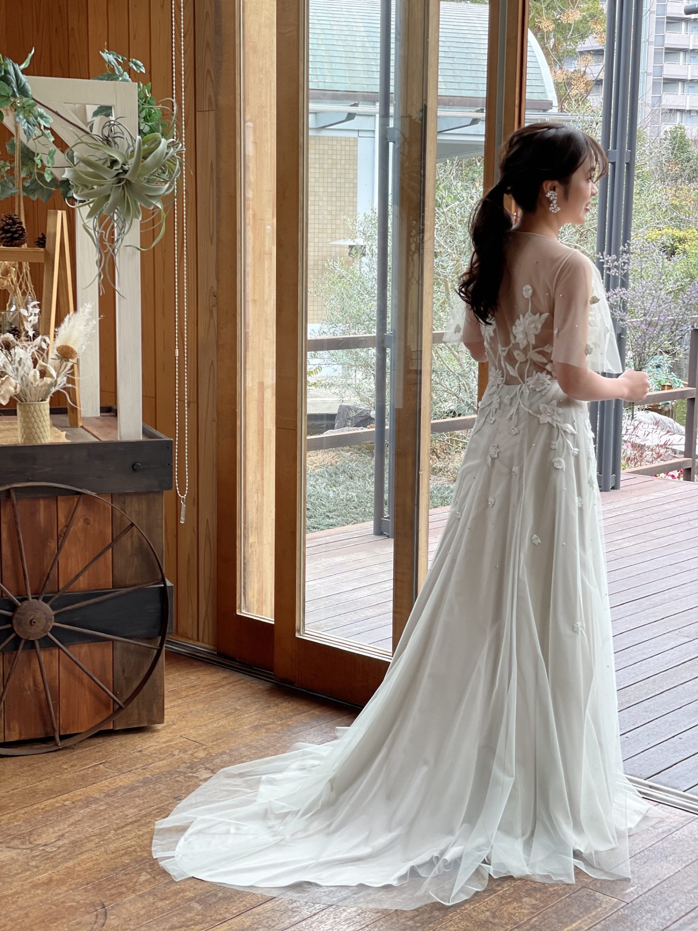 鶴見ノ森迎賓館のこもれびガーデンにおすすめのグリーンのカラードレスに合わせたコーディネート