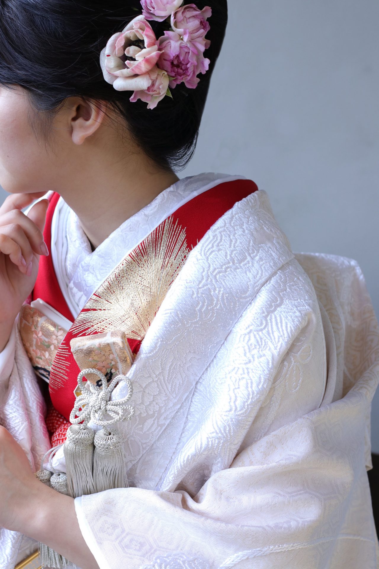 アットホームな結婚式では、白無垢に赤の掛下と金とピンクの小物を合わせると優しい印象になります。