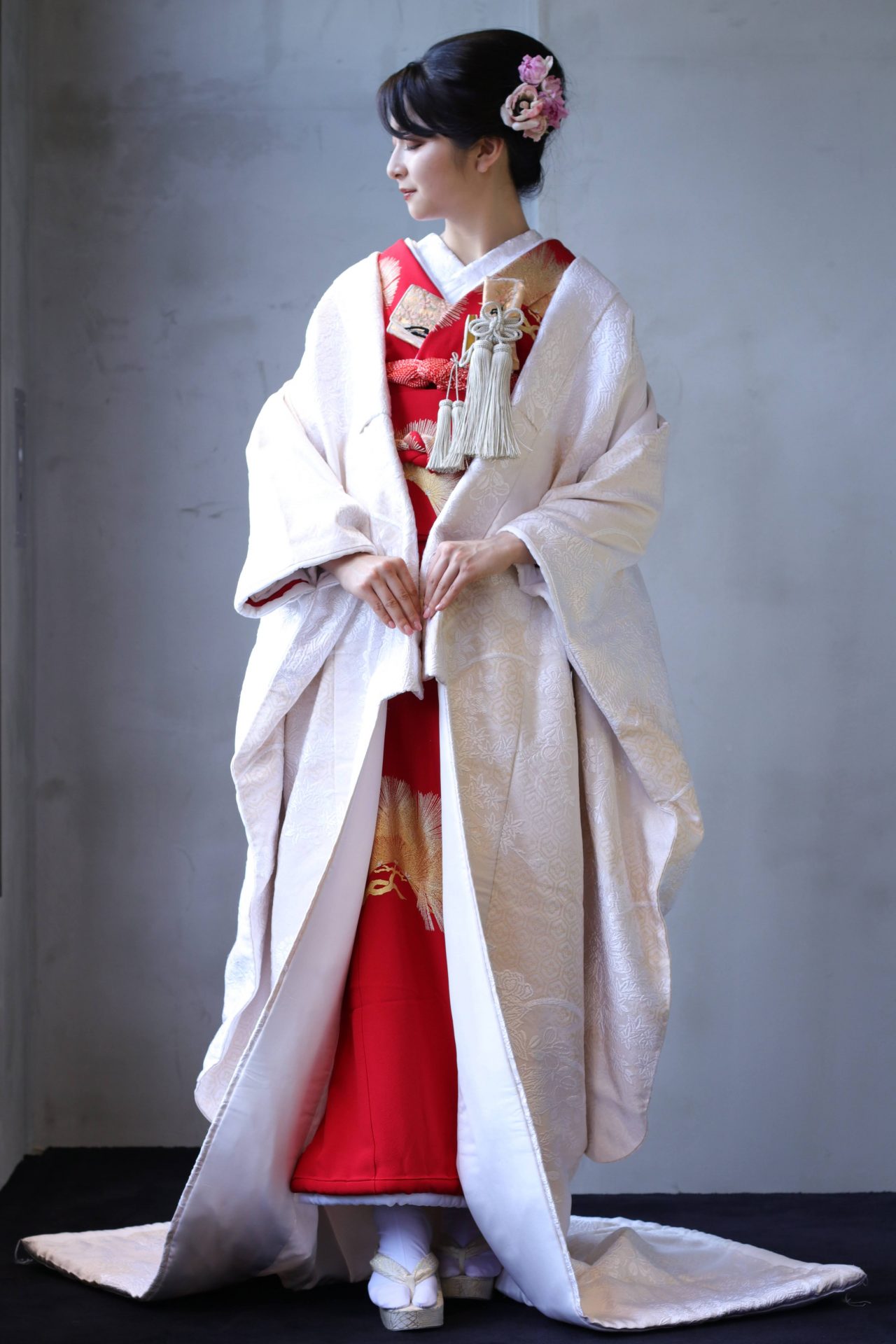 白無垢に赤の掛下を合わせると古典的ながらも他の花嫁と被らないモダンさのあるコーディネートが完成します。