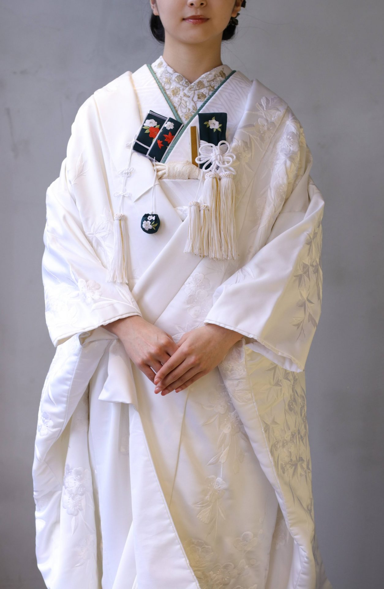 夏から秋にかけての結婚式や前撮りでは青の小物を合わせた白無垢コーディネートが季節感を出しさわやかな印象になります。