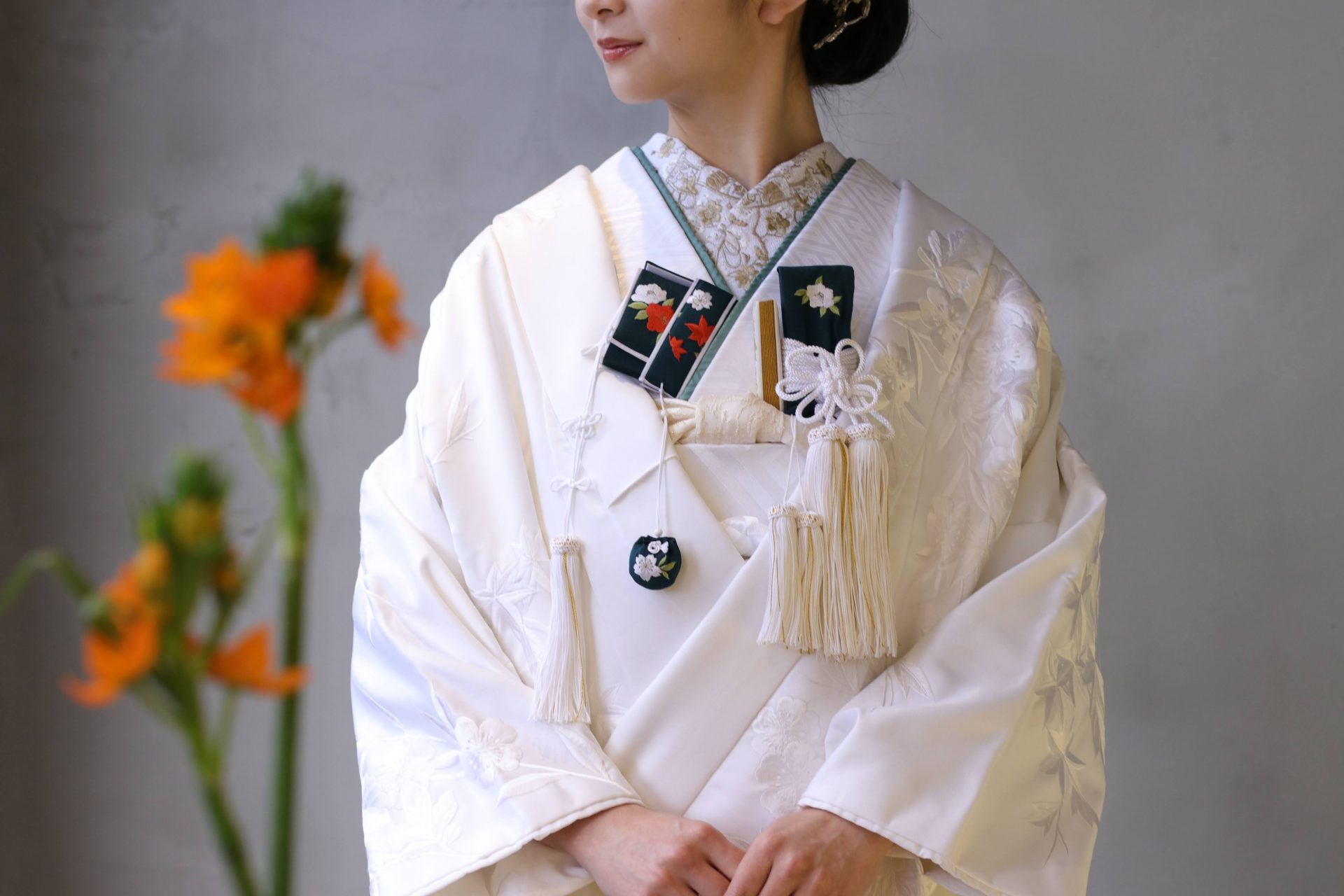 夏から秋にかけての結婚式や前撮りでは青の小物を合わせた白無垢コーディネートが季節感を出しさわやかな印象になります。