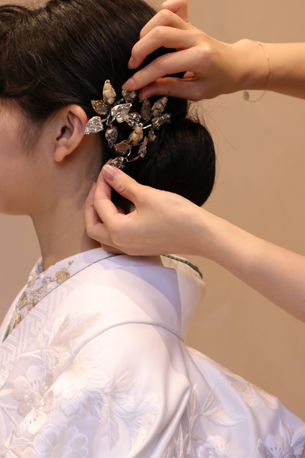 白無垢にシルバーのヘッドパーツと半襟を合わせると、凛としたモダンな印象になります。