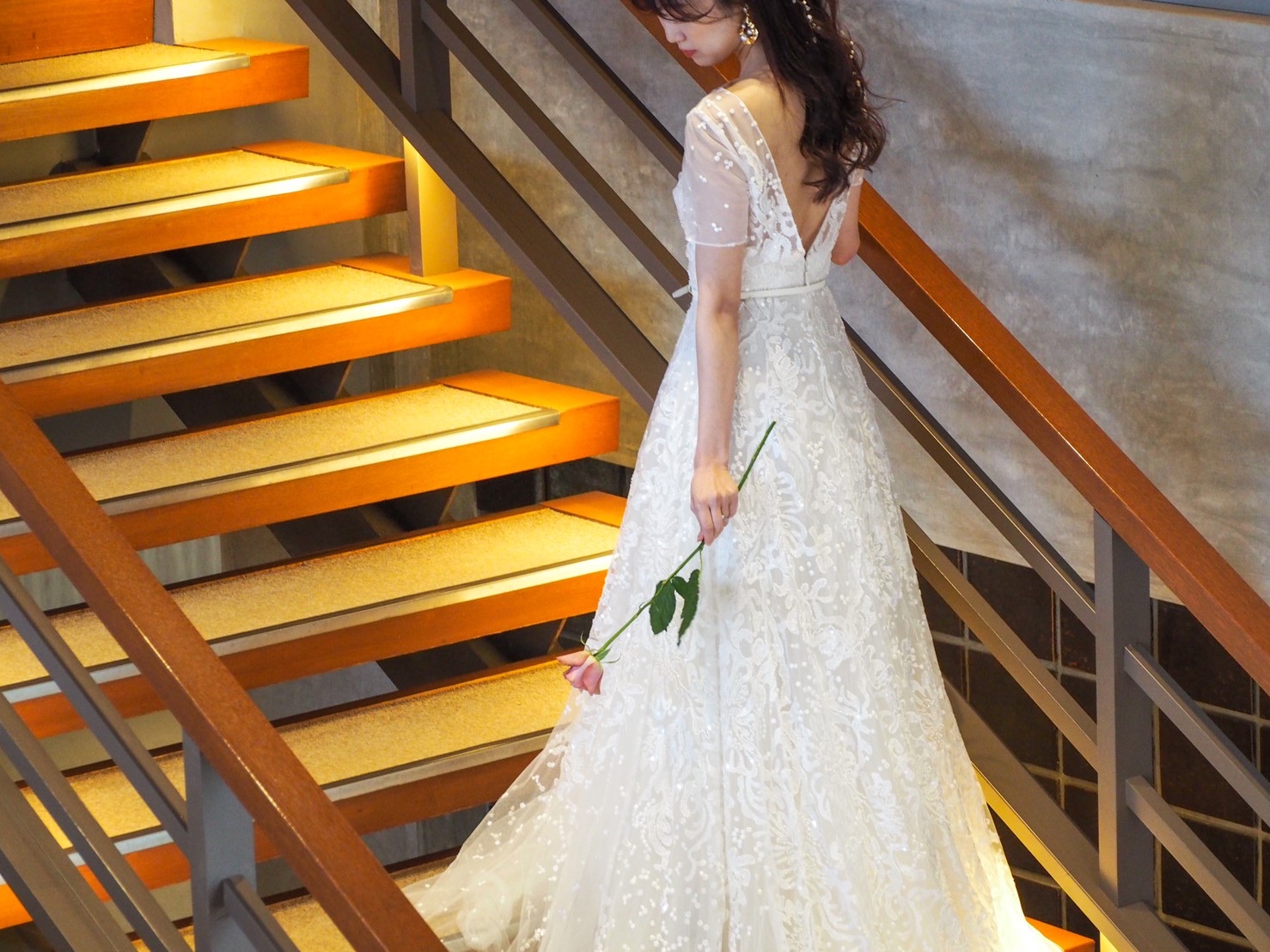 ザトリートドレッシング神戸店にてお取り扱いのある相楽園におすすめの刺繍が美しいエリーサーブブライドのウェディングドレスのご紹介