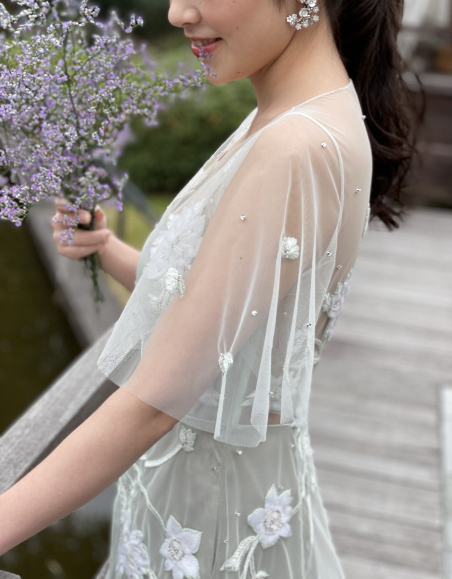 鶴見ノ森迎賓館におすすめの袖が付いたナチュラルな印象のくすんだグリーンのカラードレス