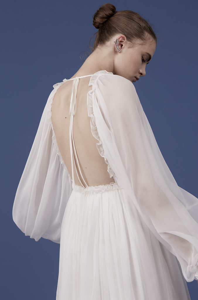 ミストリートの新ブランドmaison rabih kayrouz(メゾンラビケィローズ)のシルクオーガンジーのウェディングドレスはカジュアルでナチュラルな印象に。