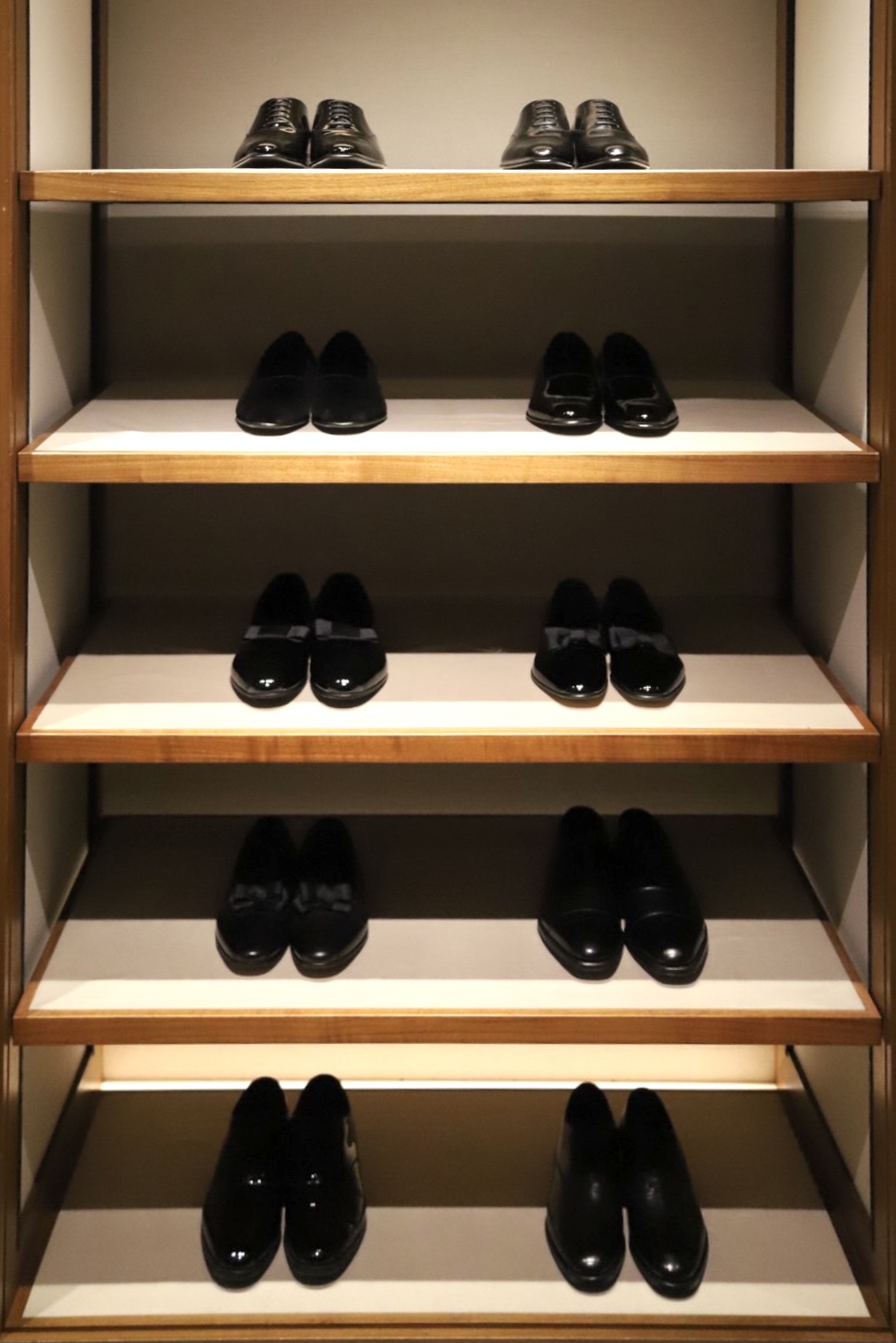 男性のこだわるアイテムの一つであるエナメルシューズ。足元で魅せる軽やかな華やかさは、群を抜いて美しく当日を更に彩ります。また女性への配慮から生まれたシューズは男性特有の嗜みです。