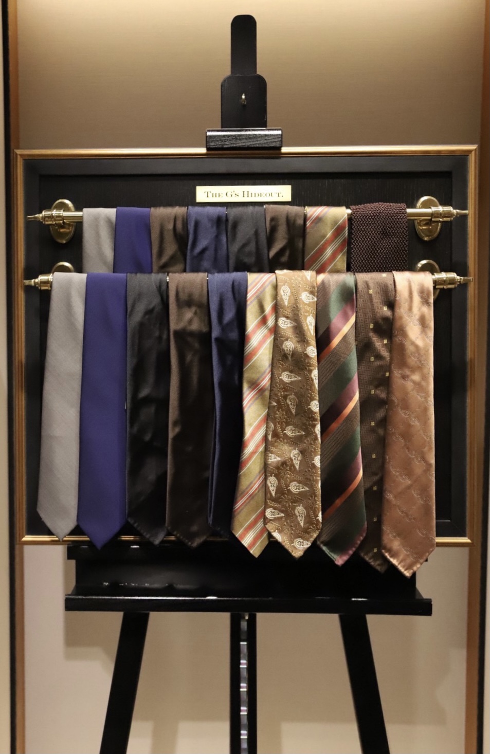 昨年10月に誕生した「THE G`S HIDEOUT.」。トリートドレッシングから生まれた新レーベルです。アットヴァンヌッチのネクタイは大人の余裕と色気を醸し出し、Vゾーンにエレガンスを加えてみてはいかがでしょう。その他にオーダースーツとオーダーシャツの取り扱いもございますので、結婚式の参列を控えたゲストの方にもおすすめです。