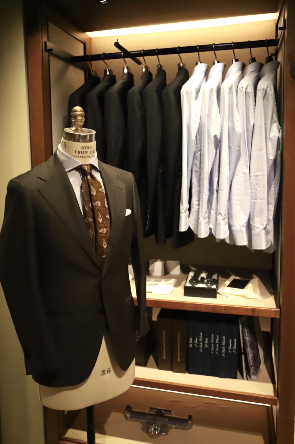 昨年10月に誕生した「THE G`S HIDEOUT.」。トリートドレッシングから生まれた新レーベルです。オーダースーツ・オーダーシャツ・ネクタイとお客様のビジネスシーンで使用いただけるウェアと小物を取り扱っております。