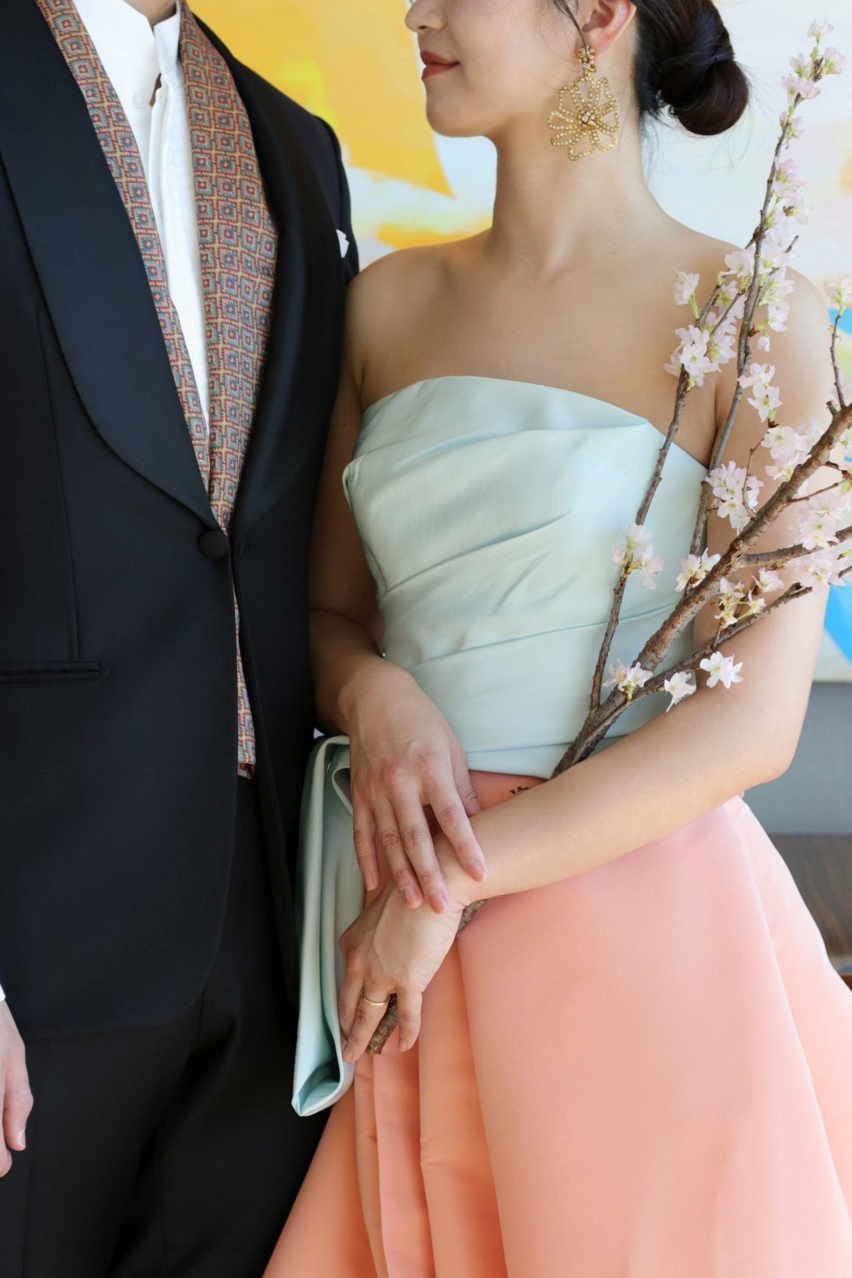 暖かな雰囲気が素敵な春夏のお式をあげられる新郎新婦様におすすめしたいのは、爽やかなパステルカラーのドレスと、お洒落なインポートのストールを合わせたフォーマルなタキシードです