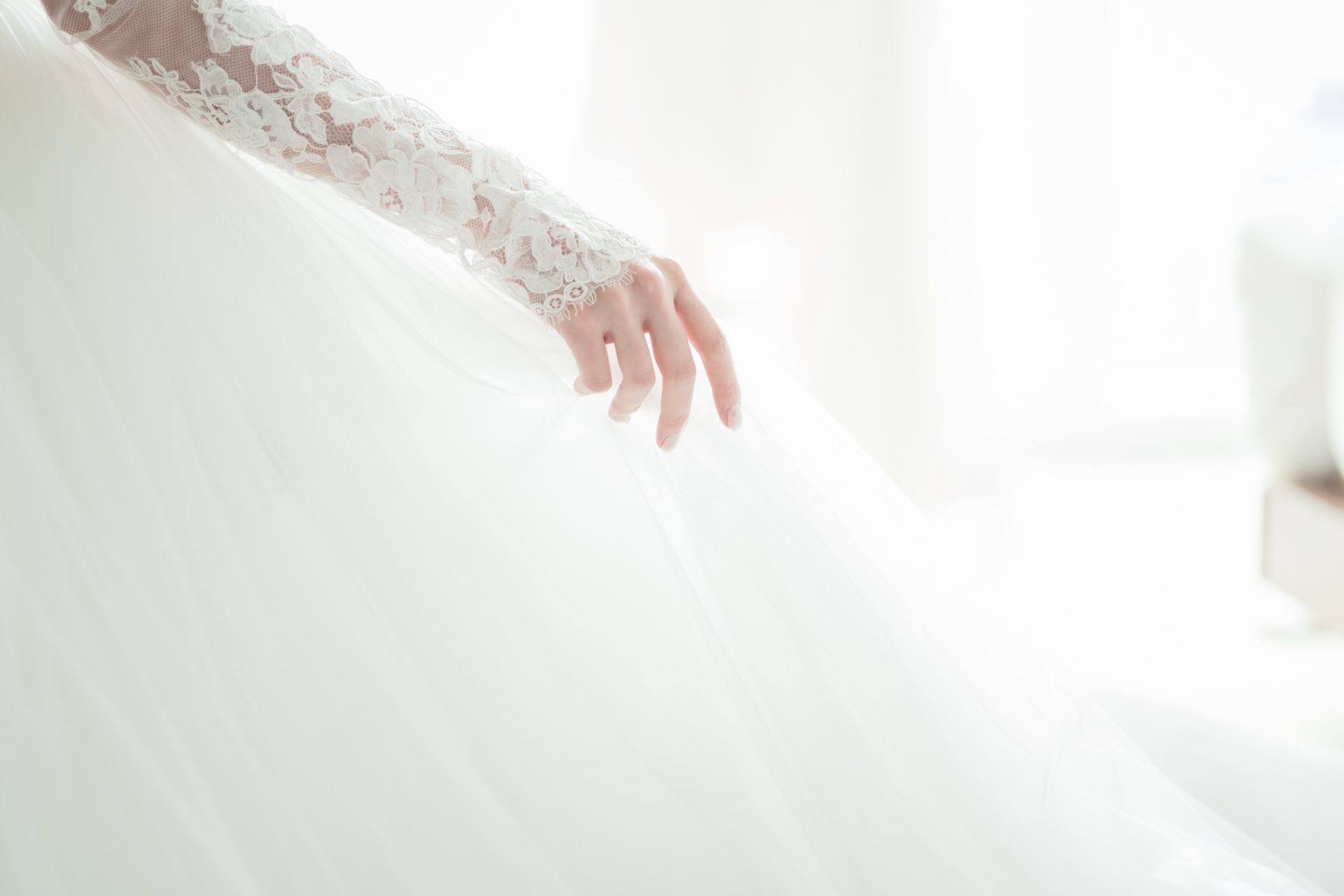 treat_a_20210404_9ロングスリーブのボレロはご親族様にも人気の高いデザインで、上品にウェディ