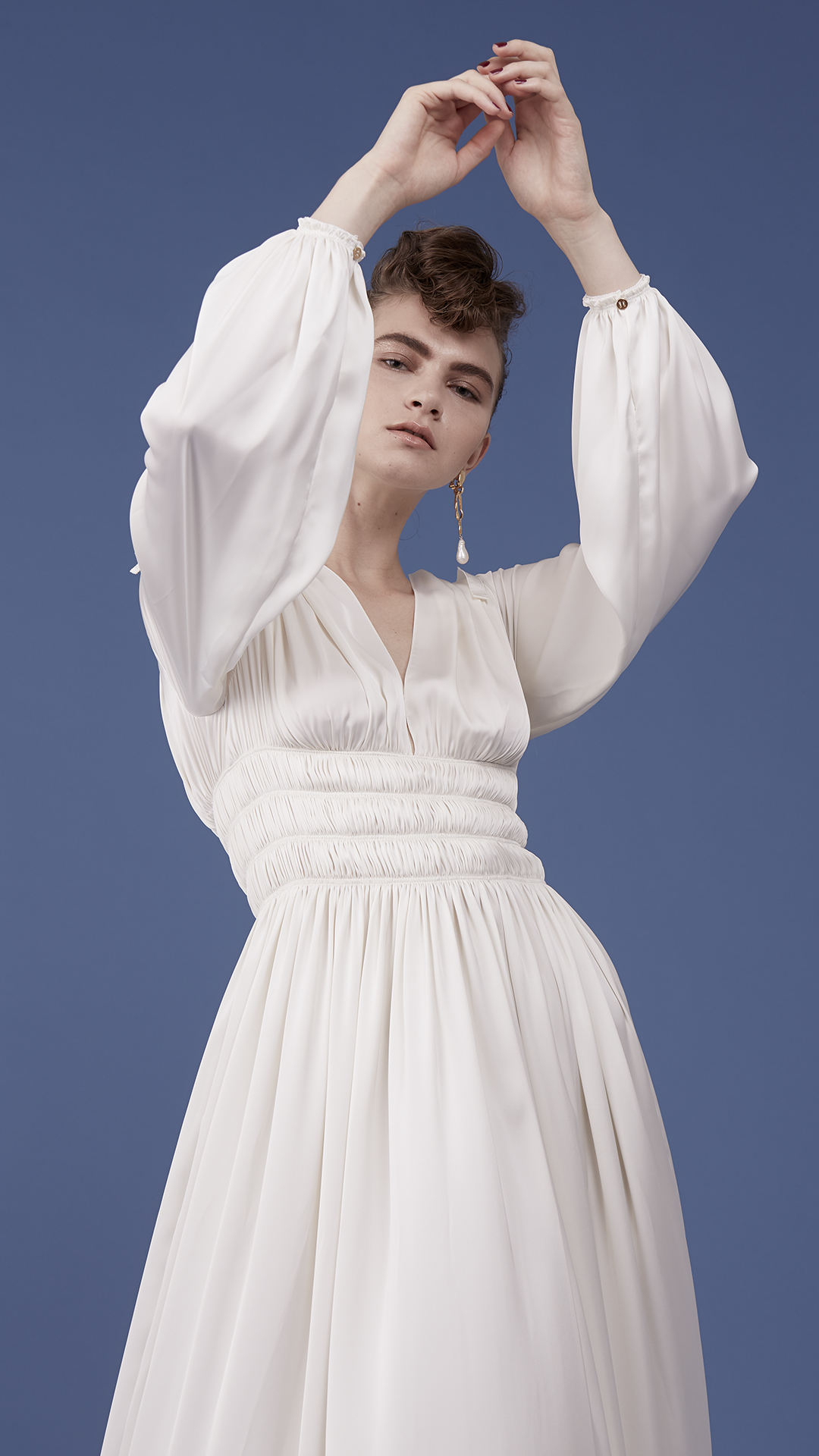 ミストリートの新ブランドmaison rabih kayrouz(メゾンラビケィローズ)の光沢が美しいジョーゼットのウェディングドレスは、ファッショナブルに着こなしたいエンパワーメントな女性にぴったりの一着。