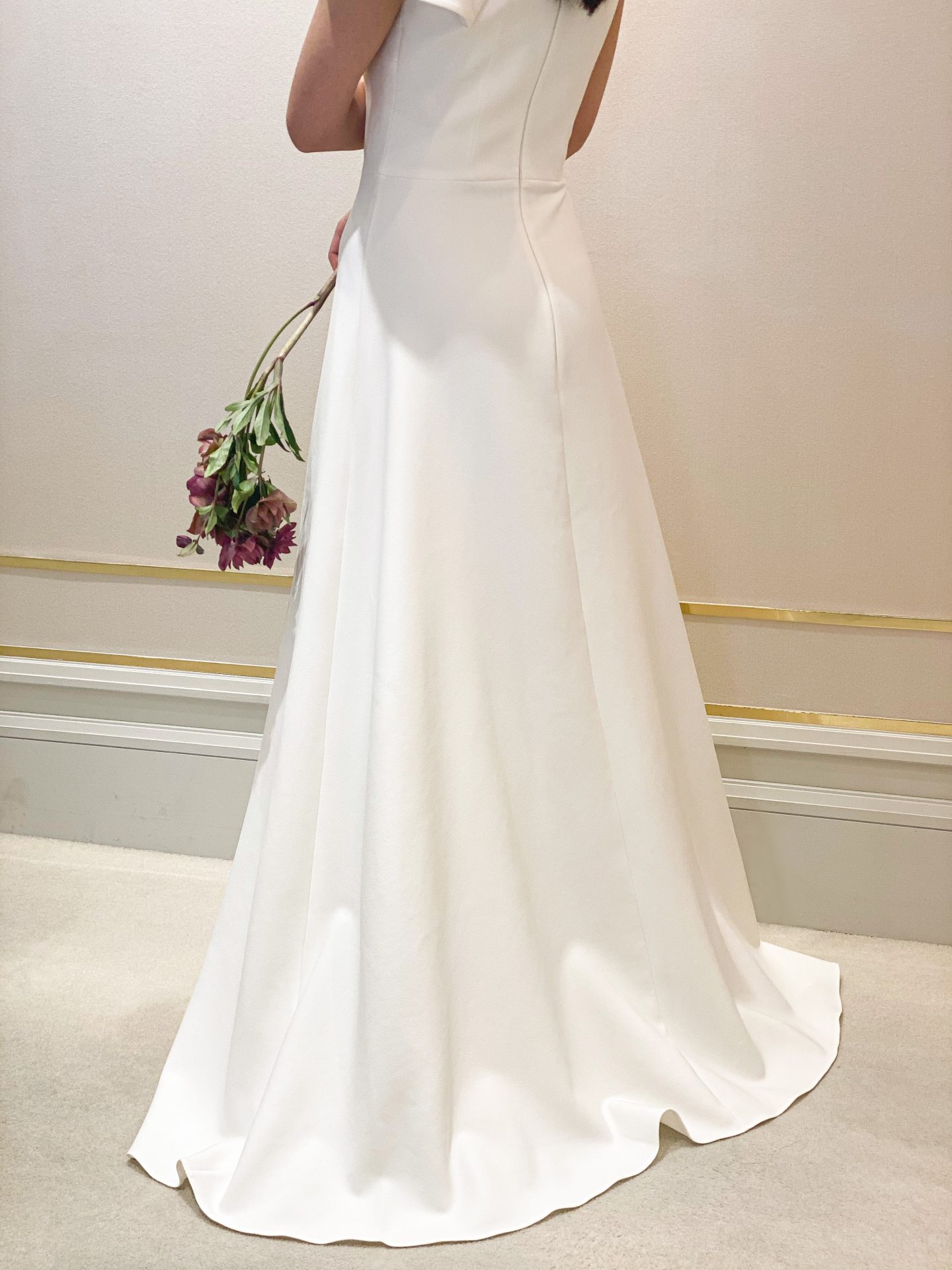 柔らかく滑らかなクレープ生地のウェディングドレスは美しいドレープを描き女性らしいシルエットを叶えてくれます