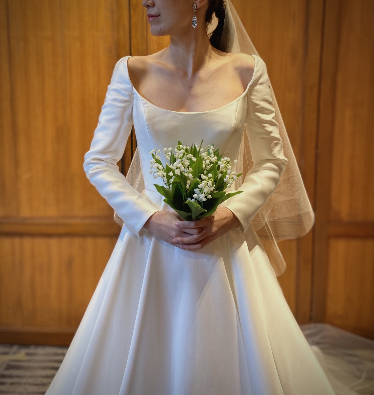 シルクサテンの光沢感が上品で大人な印象の、リームアクラのロングスリーブドレス