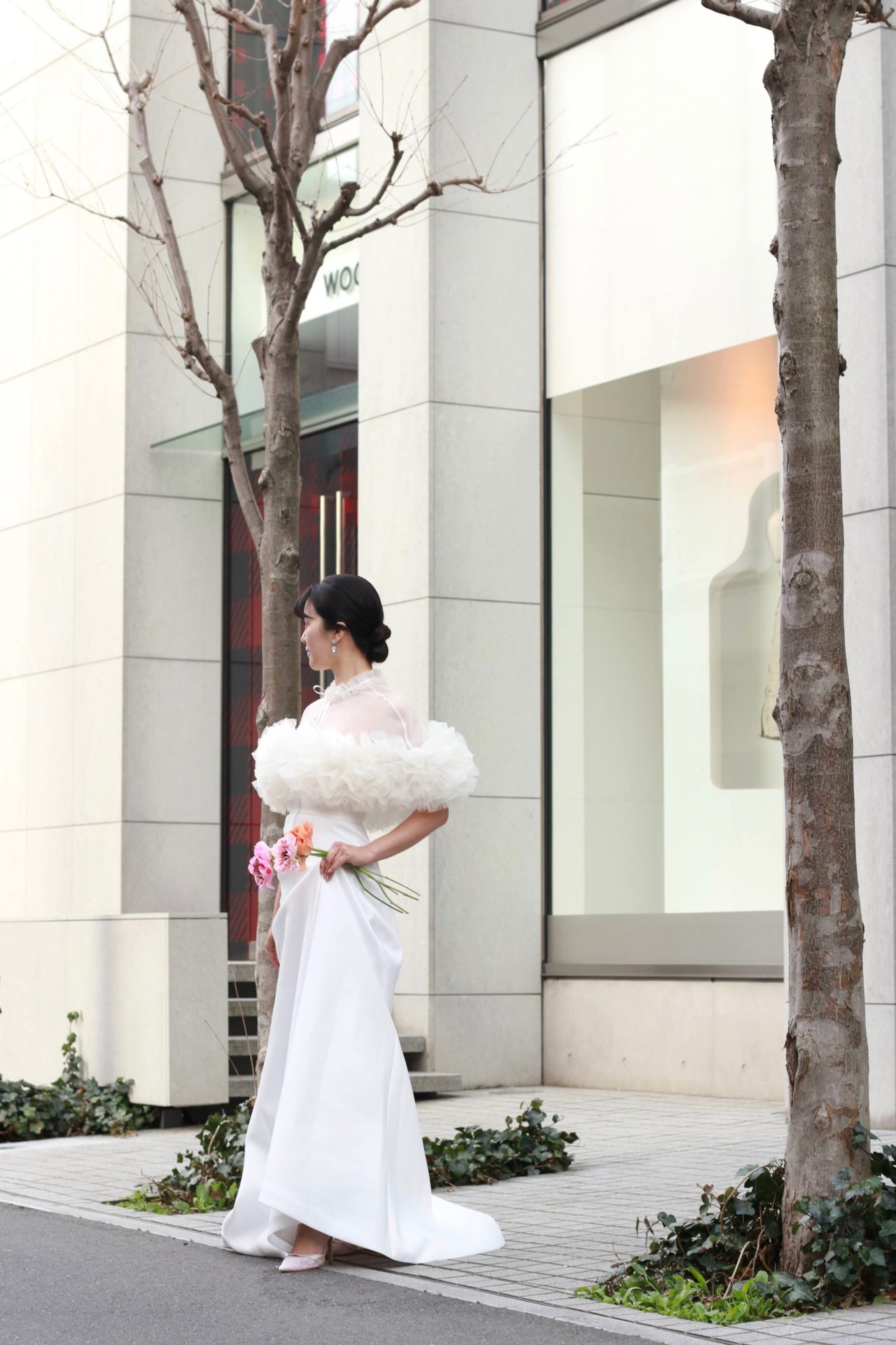 トモコイズミとトリートドレッシングがコラボレーションしたウェディングドレスやボレロを着用したロケーション撮影の様子。