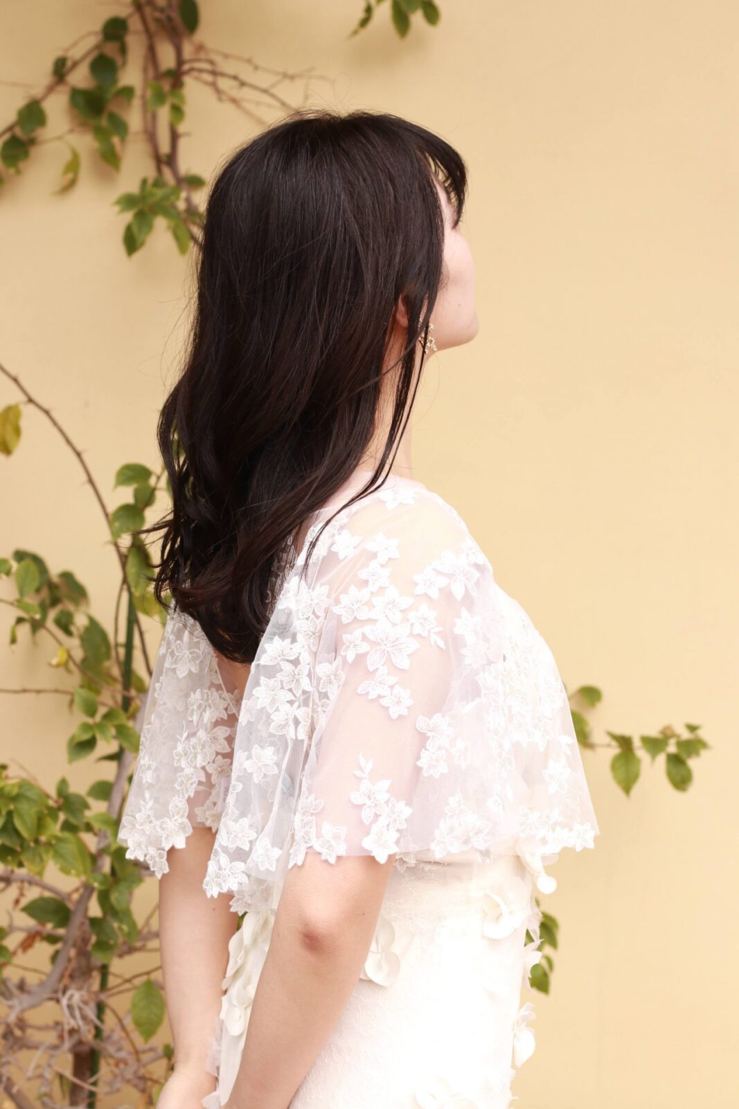 ケープのようなボレロと3Dフラワーモチーフがデザインされたウェディングドレスのコーディネートは、夏のレストランウェディングにもオススメです。