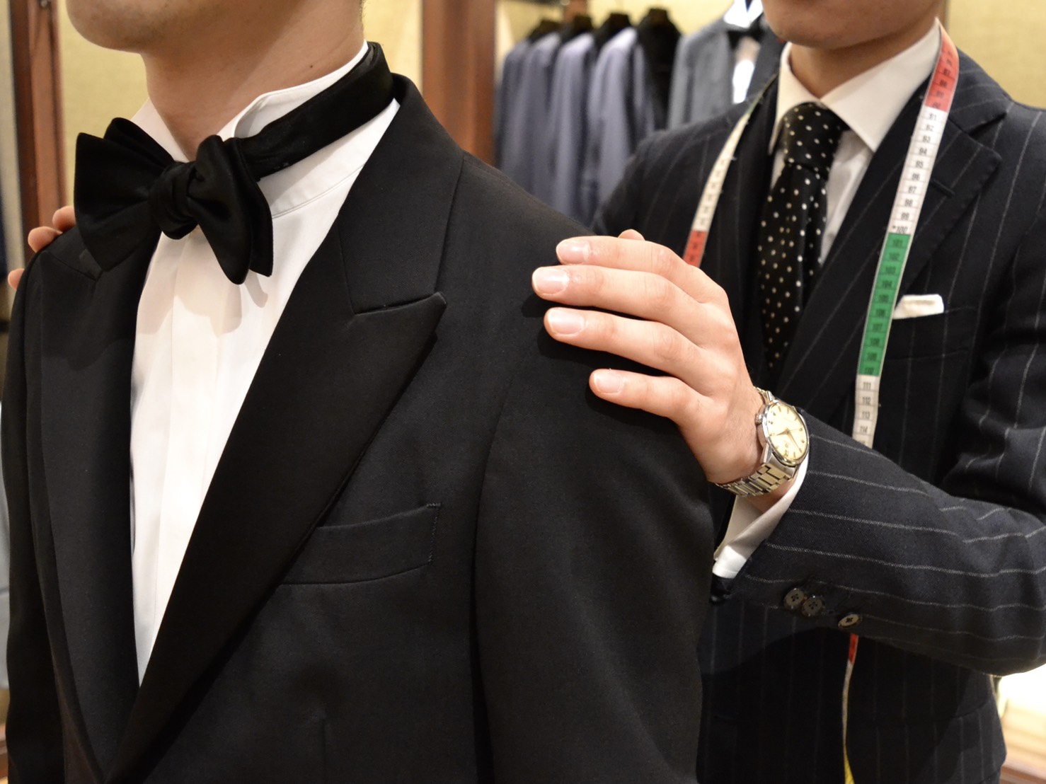 フォーマルを熟知たスタッフとコミュニケーションを取りながら、オーダータキシードを誂える事が出来ます。名古屋のTHE TREAT DRESSING(ザ・トリートドレッシング)名古屋店でご新郎様の体に合った1着をお仕立て下さい。