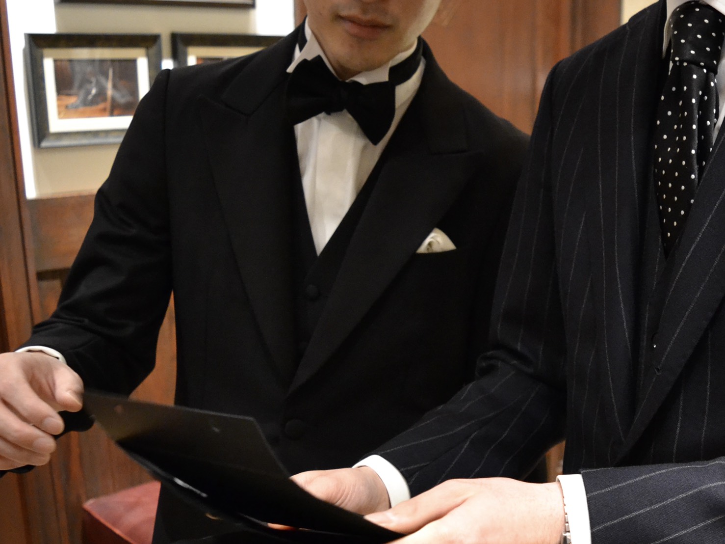 オーダータキシードを仕立てる中での楽しみが生地選びです。お好みの生地で仕立てるタキシードを名古屋のTHE TREAT DRESSING(ザ・トリートドレッシング)名古屋店でご紹介します。