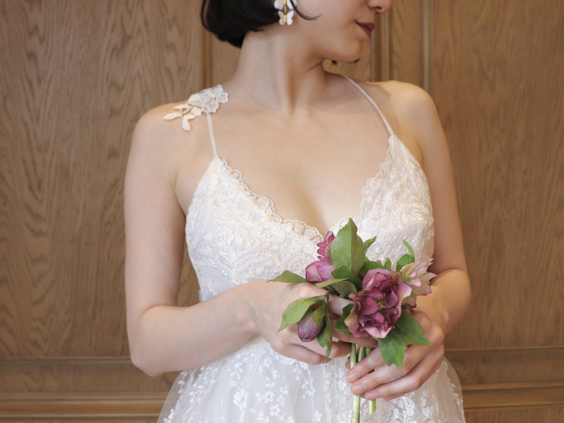 春や夏の結婚式におすすめの、キャミソールタイプのナチュラルなウェディングドレス