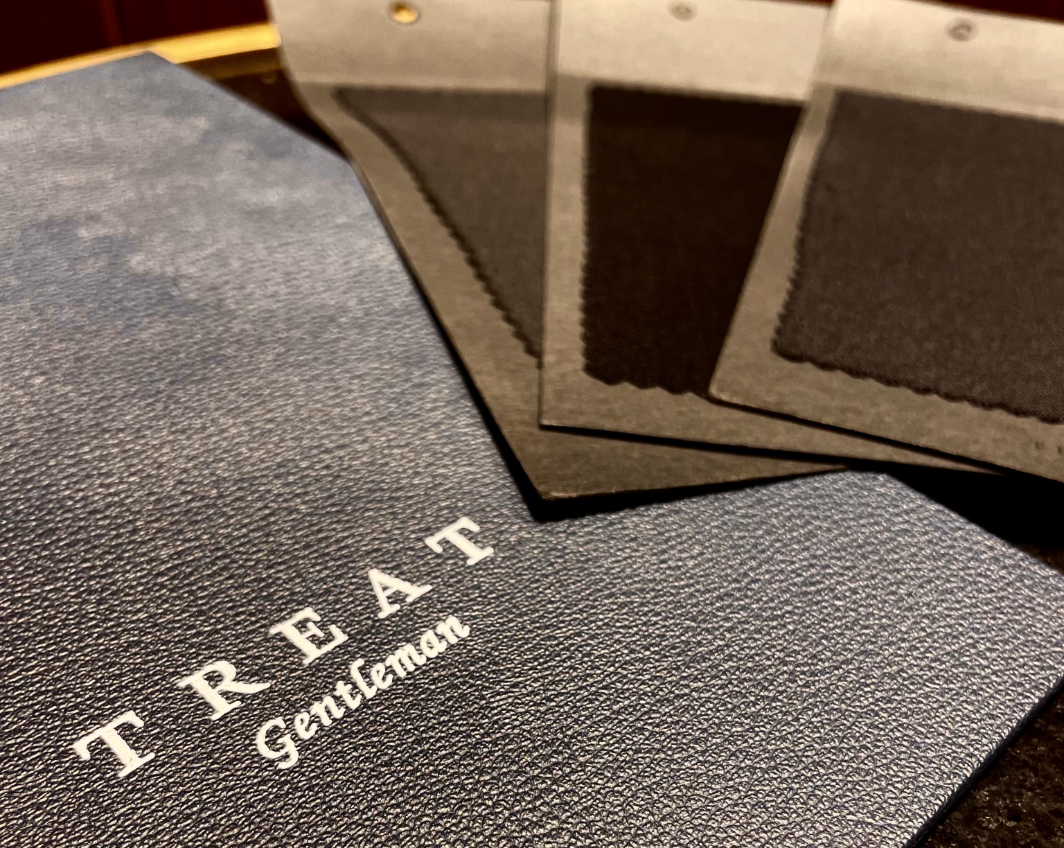 生地から拘り、新郎様に合った1着を仕立てることのできるオーダータキシードのご紹介